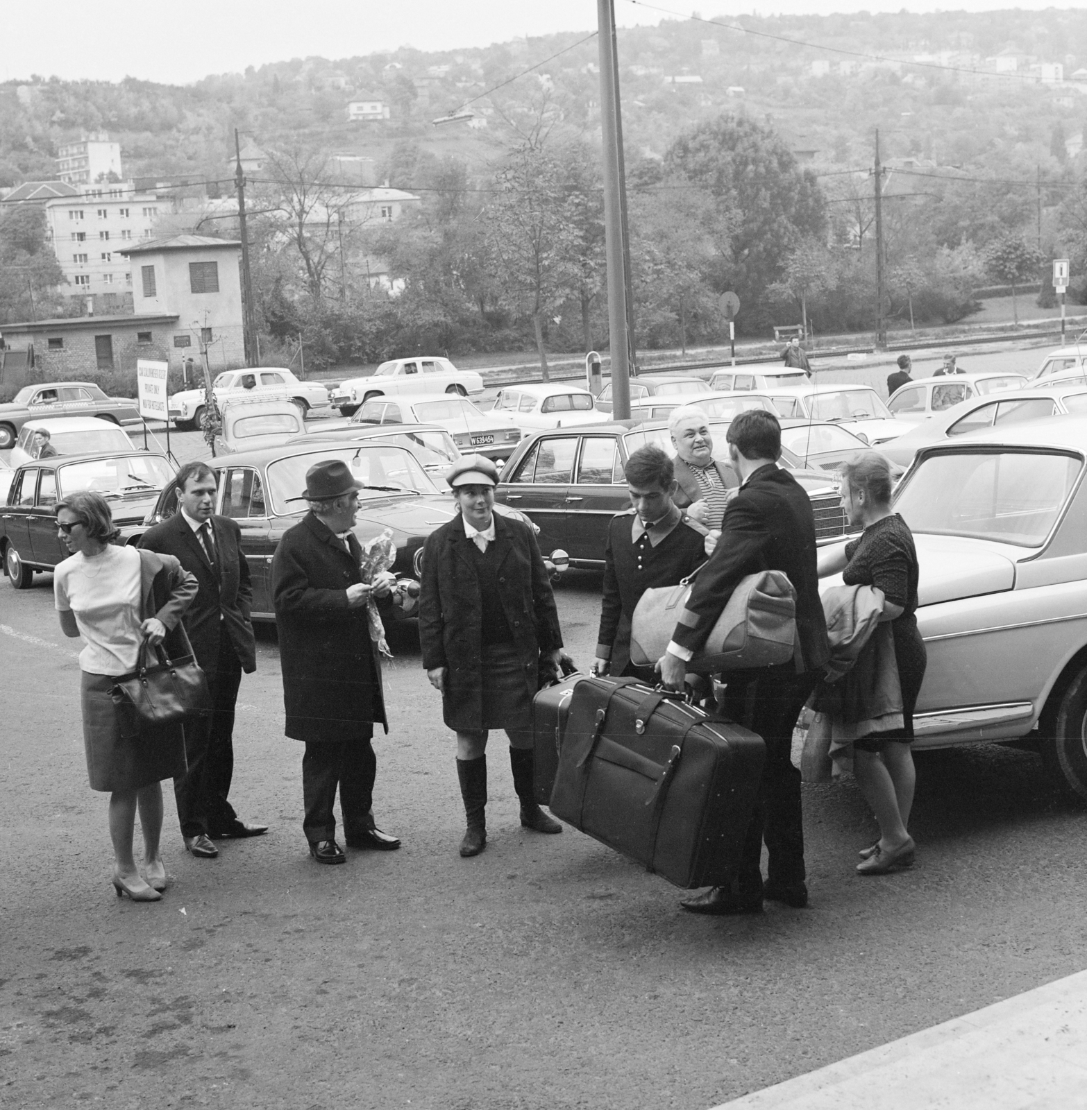 Magyarország, Budapest II., Szilágyi Erzsébet fasor 47., a Budapest körszálló parkolója. Középen Tatjana Szamojlova szovjet színésznő., 1968, FŐFOTÓ, Budapest, Mercedes W115, Tatra 603, Fiat 850 Coupé, Opel Rekord C, Ford Anglia, Fortepan #207835