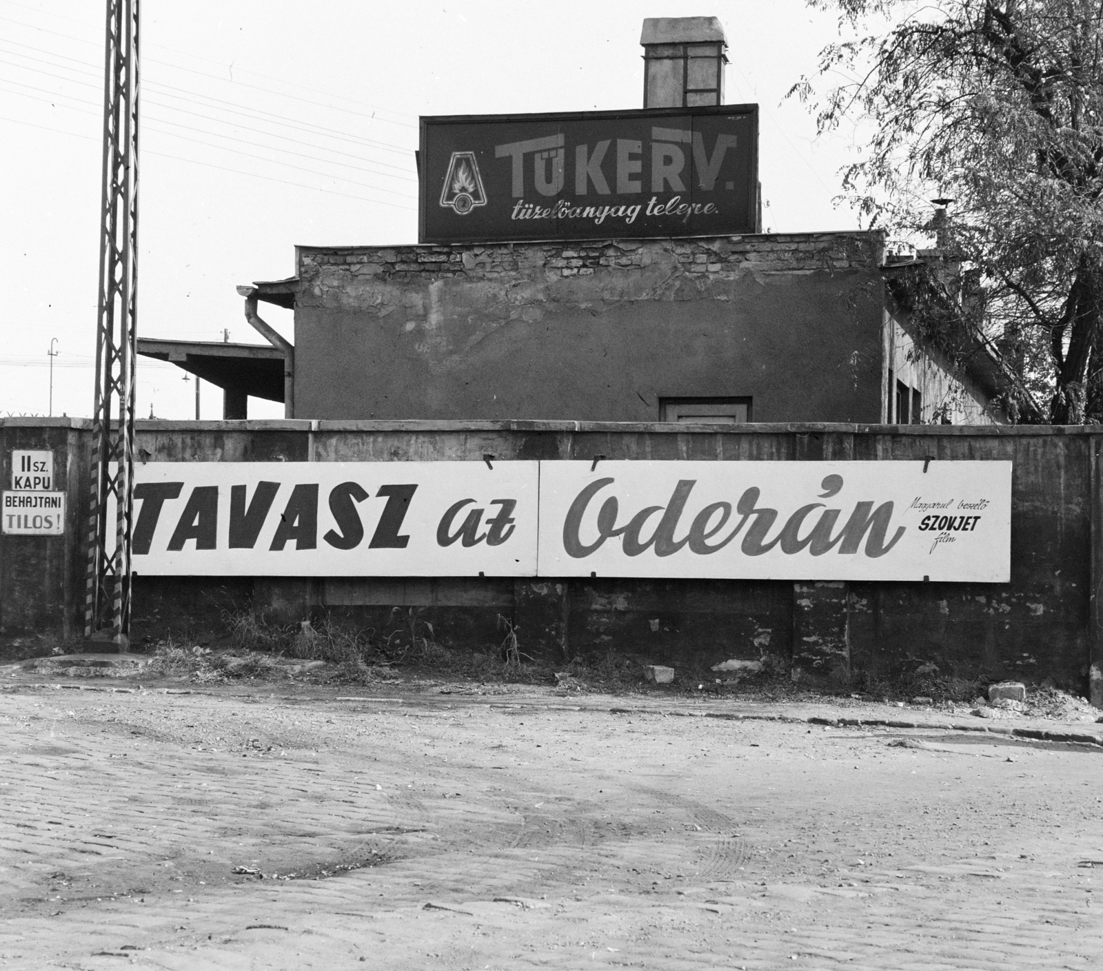 Magyarország, Budapest VIII., a Józsefvárosi pályaudvar II. számú kapuja, jobbra a Kőbányai út. A Fővárosi Moziüzemi Vállalat (FŐMO) által forgalmazott film plakátja., 1968, FŐFOTÓ, Budapest, filmplakát, Fortepan #207845