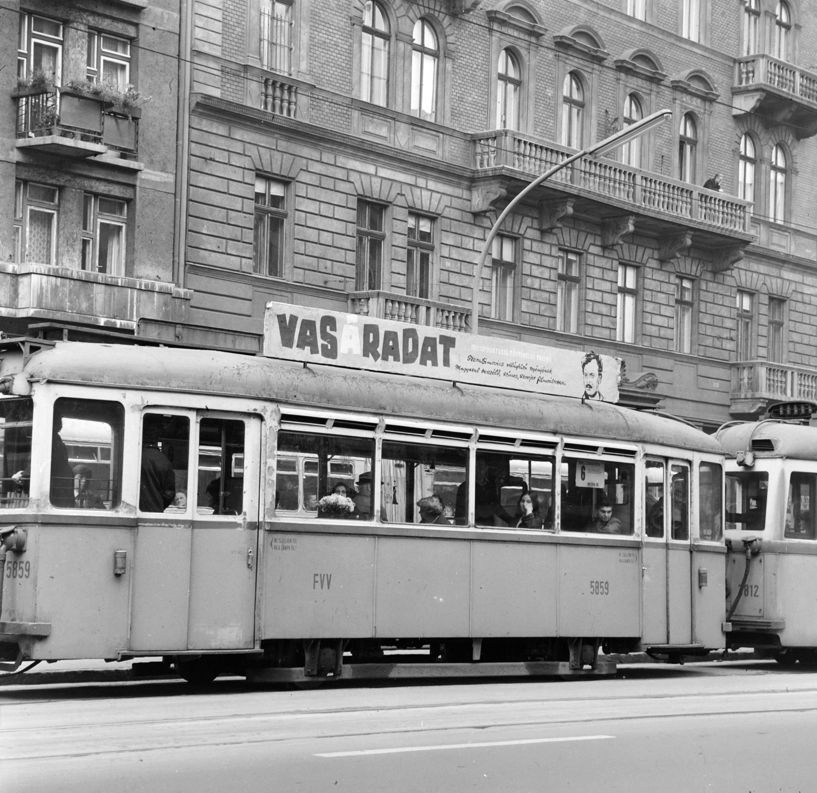 Hungary, Budapest VIII., József körút, a villamoson a Fővárosi Moziüzemi Vállalat (FŐMO) által forgalmazott film plakátja. Háttérben a 77-79. számű ház., 1968, FŐFOTÓ, tram, Budapest, movie poster, Fortepan #207848