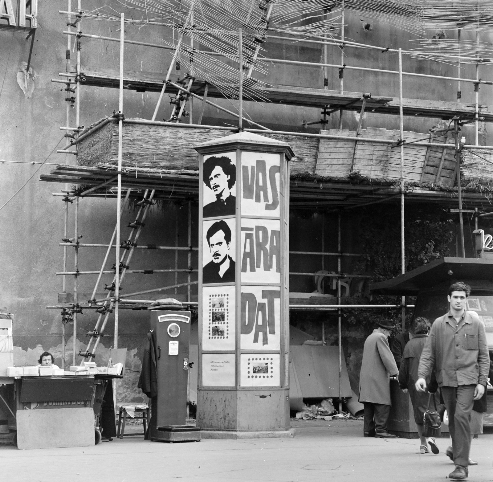 Hungary, Budapest VIII., Kálvin tér, tűzfal a Múzeum utca és a Baross utca között, előtte a Fővárosi Moziüzemi Vállalat (FŐMO) által forgalmazott film hirdetése., 1968, FŐFOTÓ, Budapest, movie poster, Fortepan #207849