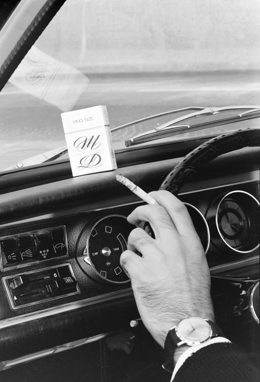 Hungary, Budapest V., a cigarettát reklámozó felvétel a pesti alsó rakparton a Széchenyi Lánchíd pesti hídfőjénél készült., 1968, FŐFOTÓ, Budapest, Opel-brand, Fortepan #207850