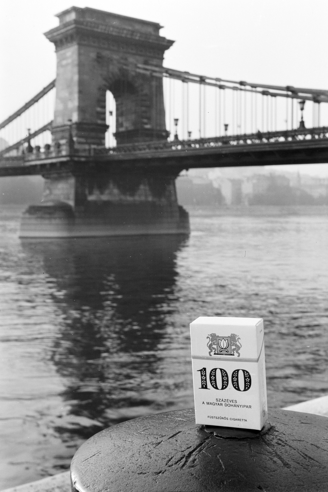 Hungary, Budapest V., pesti alsó rakpart, cigarettát reklámozó felvétel, háttérben a Széchenyi Lánchíd., 1968, FŐFOTÓ, Budapest, Fortepan #207853