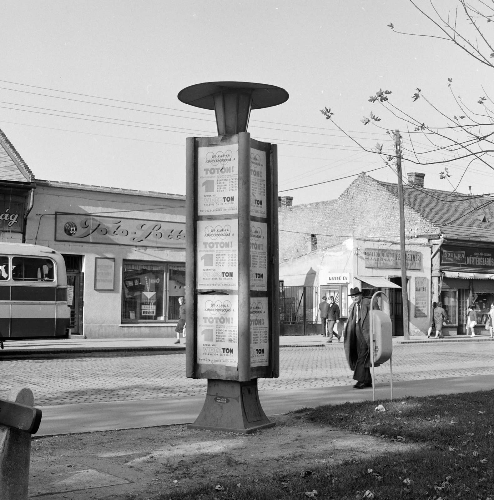 Magyarország, Budapest XX., Kossuth Lajos utca, hirdetőoszlop a Kerületi Tanács (később Polgármesteri Hivatal) épülete előtt lévő buszmegállónál., 1968, FŐFOTÓ, Budapest, filmplakát, Fortepan #207857