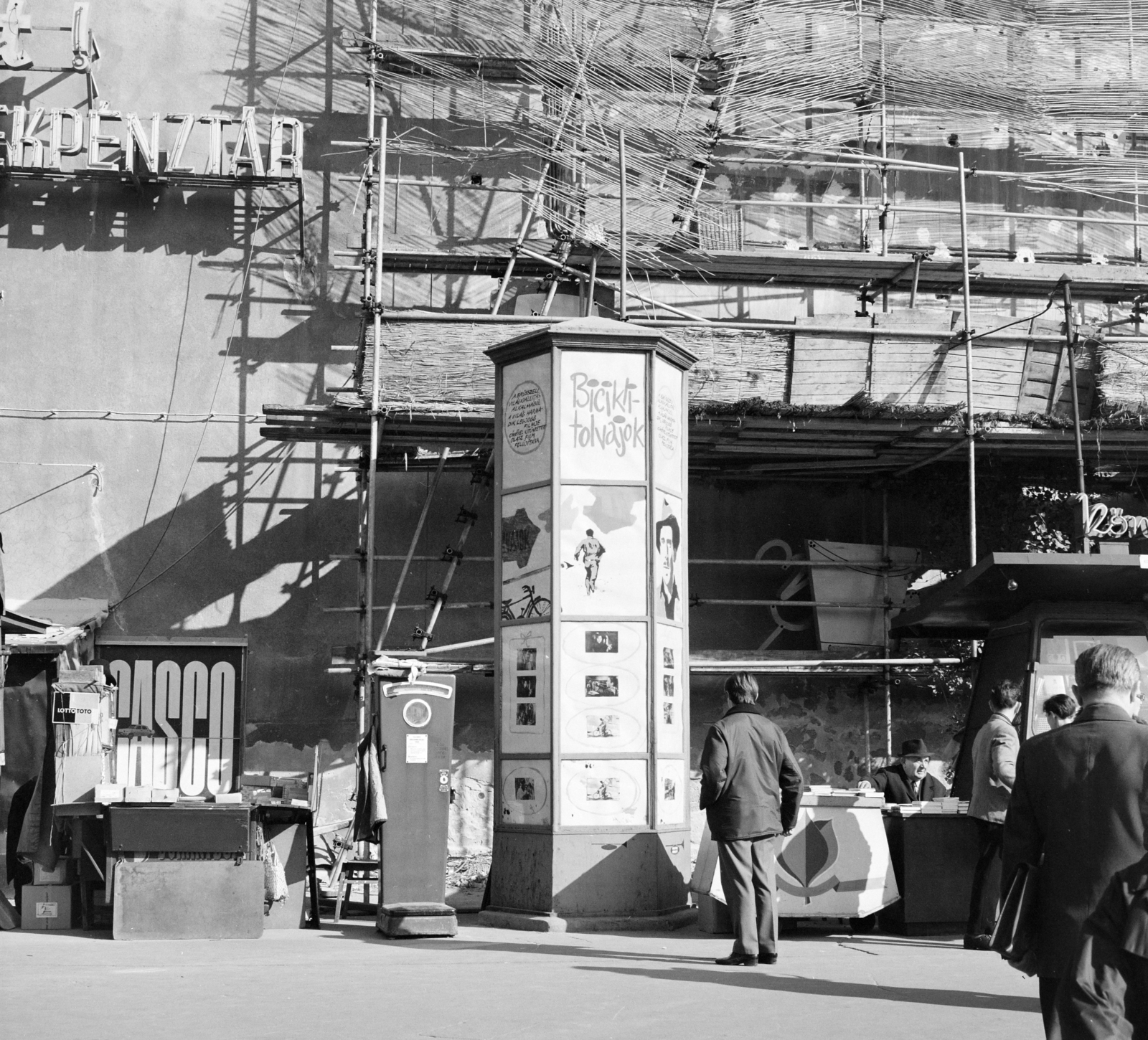 Hungary, Budapest VIII., Kálvin tér, tűzfal a Múzeum utca és a Baross utca között, előtte a Fővárosi Moziüzemi Vállalat (FŐMO) által forgalmazott film hirdetése., 1968, FŐFOTÓ, Budapest, movie poster, Fortepan #207860