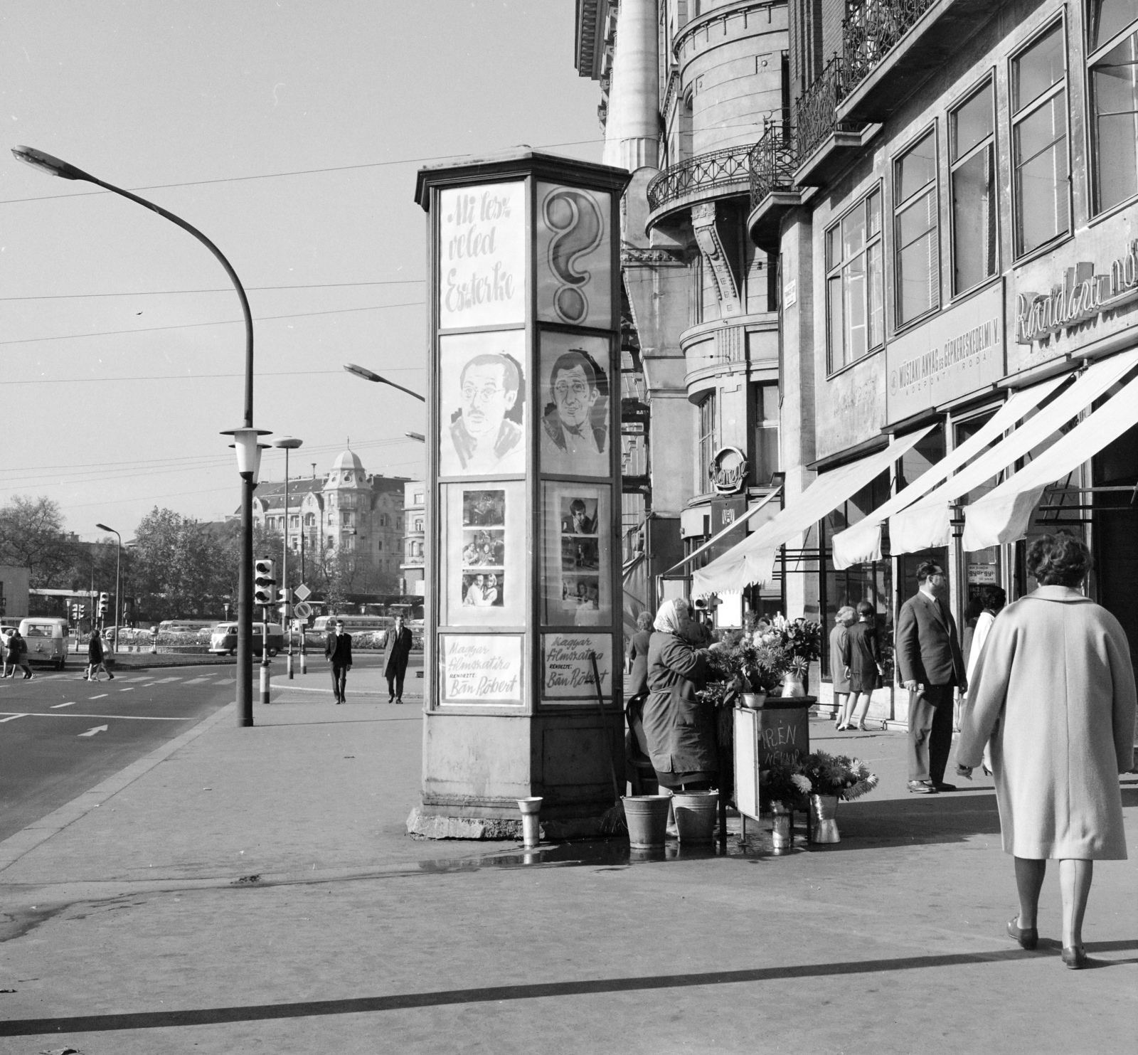 Hungary, Budapest VI.,Budapest VII., Károly (Tanács) körút az Erzsébet (Engels) tér felé nézve. Előtérben a Fővárosi Moziüzemi Vállalat (FŐMO) által forgalmazott film hirdetése., 1968, FŐFOTÓ, Budapest, movie poster, Fortepan #207862