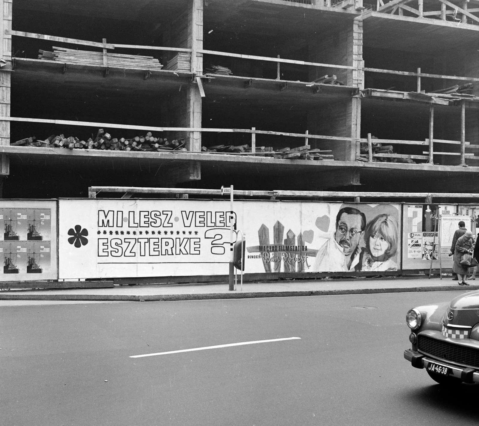 Hungary, Budapest V., Vörösmarty tér. Az épülő ORI (Országos Rendező Iroda) székház előtti palánkon a Fővárosi Moziüzemi Vállalat (FŐMO) által forgalmazott film plakátja., 1968, FŐFOTÓ, Budapest, movie poster, Fortepan #207865