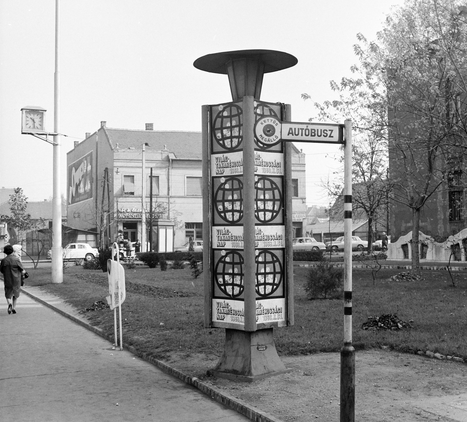 Hungary, Budapest XX., Kossuth Lajos utca, hirdetőoszlop a Kerületi Tanács (később Polgármesteri Hivatal) épülete előtt lévő buszmegállónál., 1968, FŐFOTÓ, Budapest, Fortepan #207870