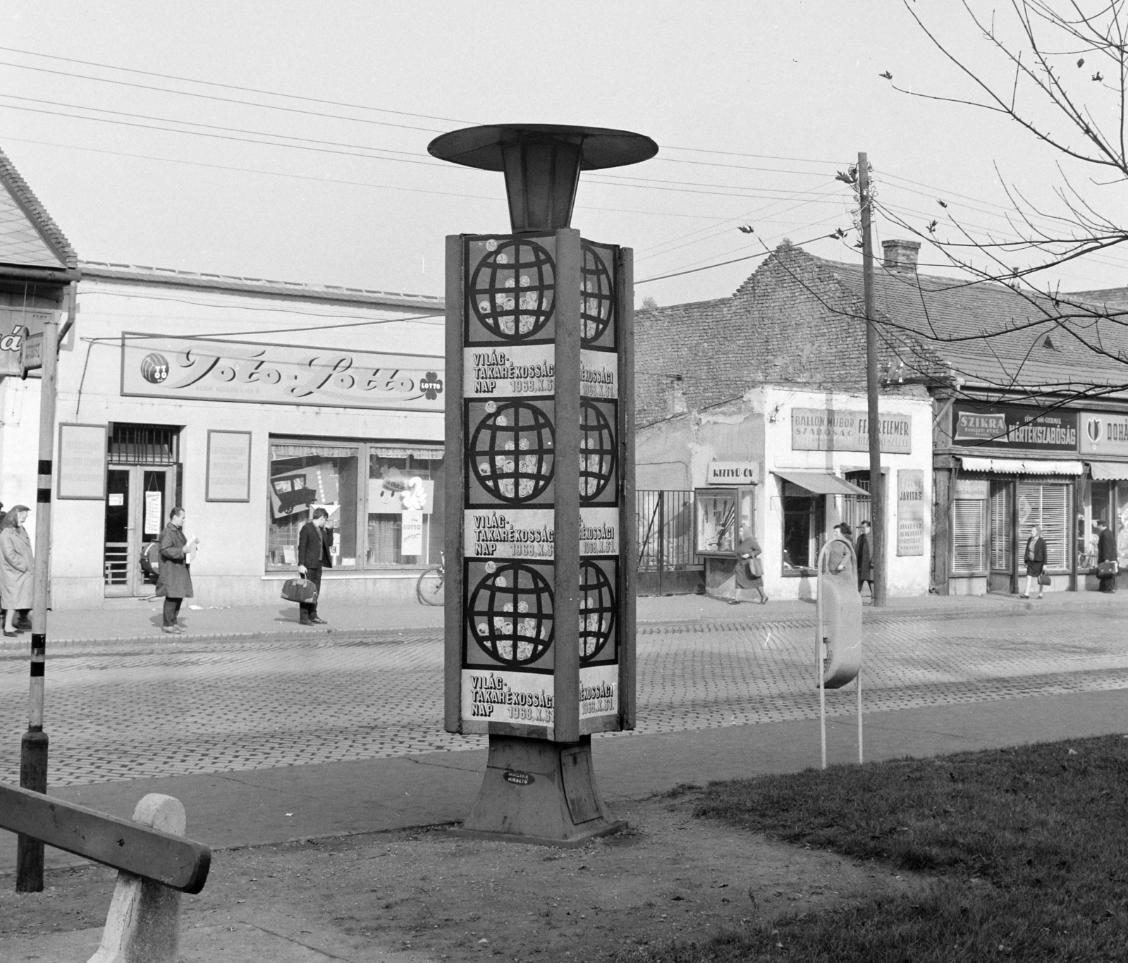 Hungary, Budapest XX., Kossuth Lajos utca, hirdetőoszlop a Kerületi Tanács (később Polgármesteri Hivatal) épülete előtt lévő buszmegállónál., 1968, FŐFOTÓ, Budapest, Fortepan #207871