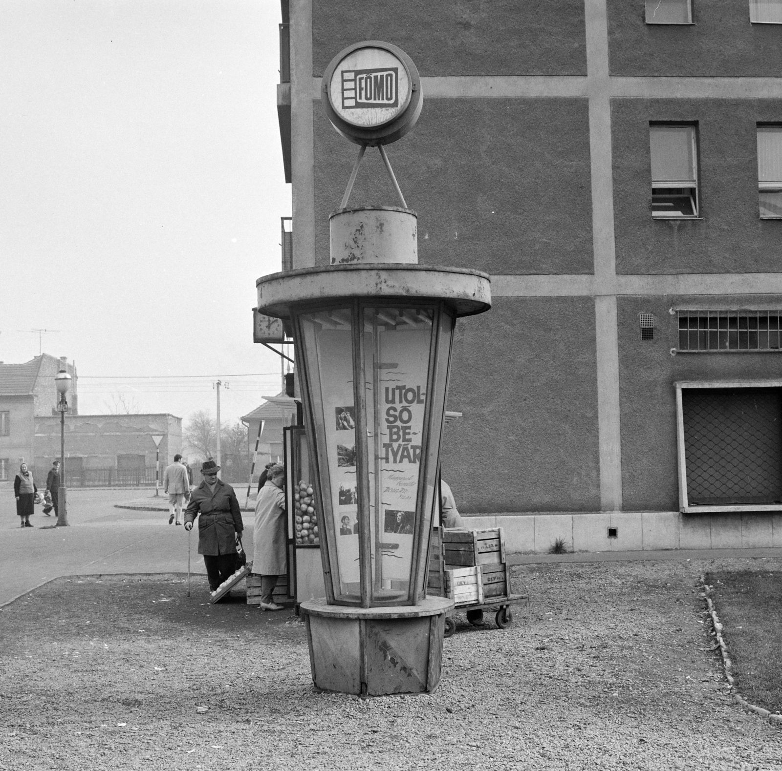 Magyarország, Budapest XIII., Fiastyúk (Thälmann) utca, a Fővárosi Moziüzemi Vállalat (FŐMO) által forgalmazott filmeket hirdető vitrinoszlop. Balra a Béke utca házai látszanak., 1968, FŐFOTÓ, Budapest, Fortepan #207874