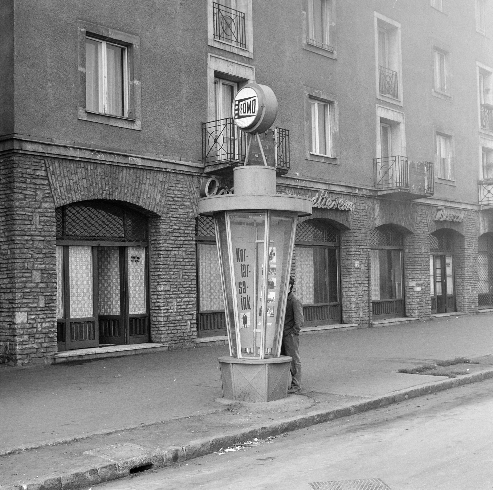 Magyarország, Budapest XIV., Örs vezér tere, a Fővárosi Moziüzemi Vállalat (FŐMO) által forgalmazott filmeket hirdető vitrinoszlop a 3-as számú ház előtt., 1968, FŐFOTÓ, Budapest, Fortepan #207875