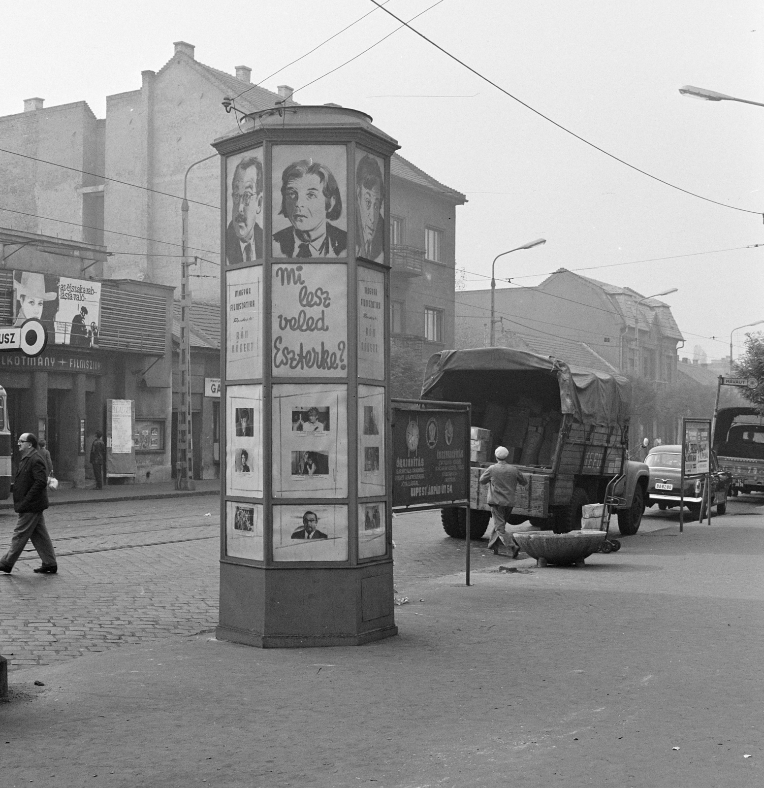 Hungary, Budapest IV., Árpád út, a Fővárosi Moziüzemi Vállalat (FÖMO) által forgalmazott film hirdetése. A túloldalon balra az Alkotmány mozi., 1968, FŐFOTÓ, Budapest, Fortepan #207877