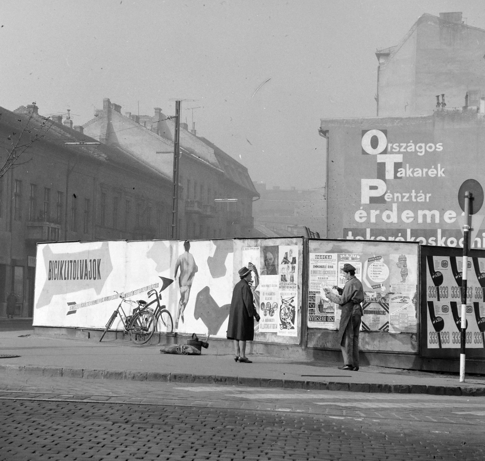 Hungary, Budapest II., Margit körút (Mártírok útja), előtérben a Retek utca és a Lövőház utca közötti metróépítési terület kerítése. A Fővárosi Moziüzemi Vállalat (FŐMO) által forgalmazott film plakátja., 1968, FŐFOTÓ, Budapest, Best of, movie poster, sticker, bicycle, Fortepan #207879