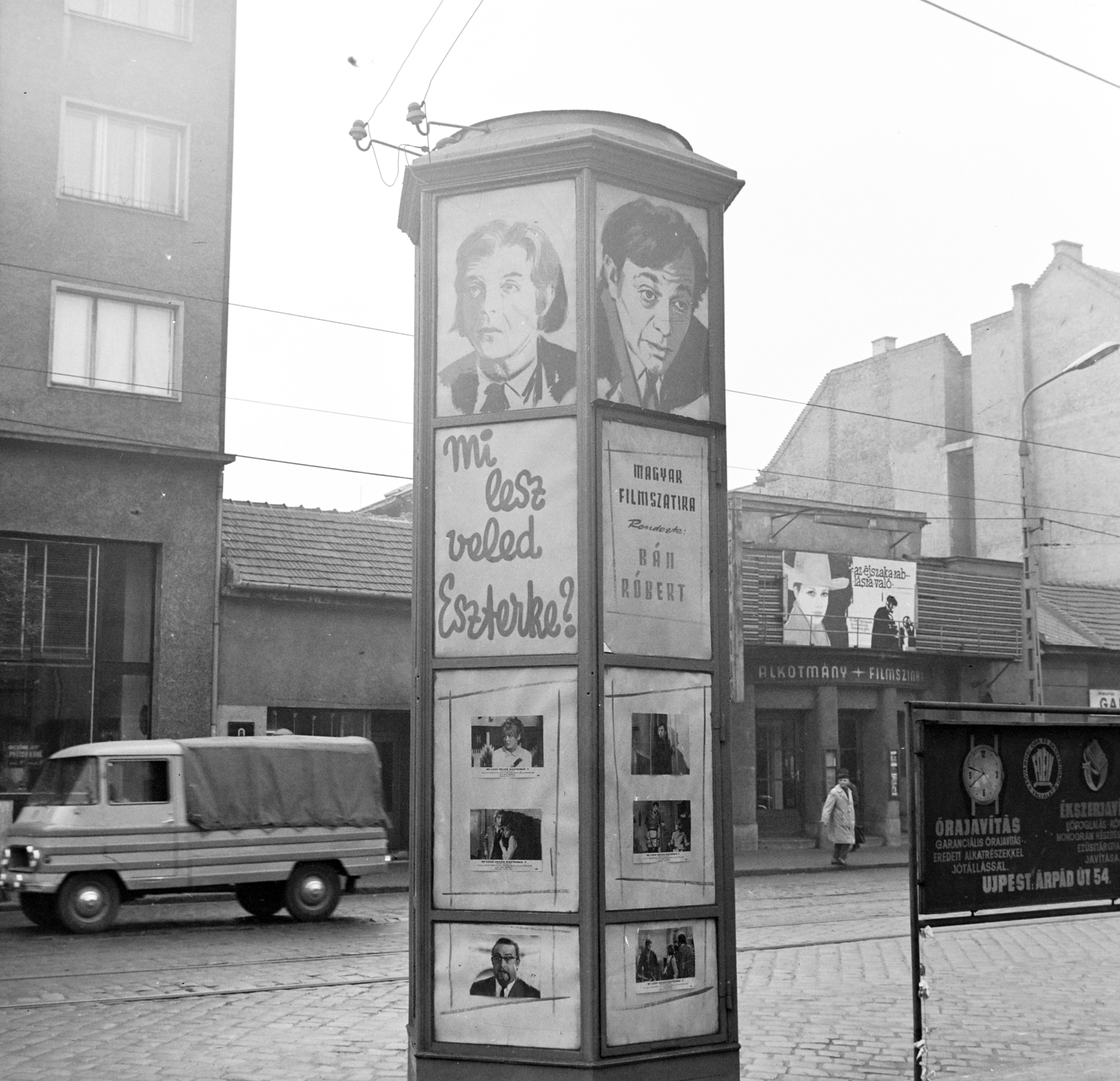 Hungary, Budapest IV., Árpád út, a Fővárosi Moziüzemi Vállalat (FÖMO) által forgalmazott film hirdetése. A túloldalon jobbra az Alkotmány mozi., 1968, FŐFOTÓ, Budapest, Fortepan #207882