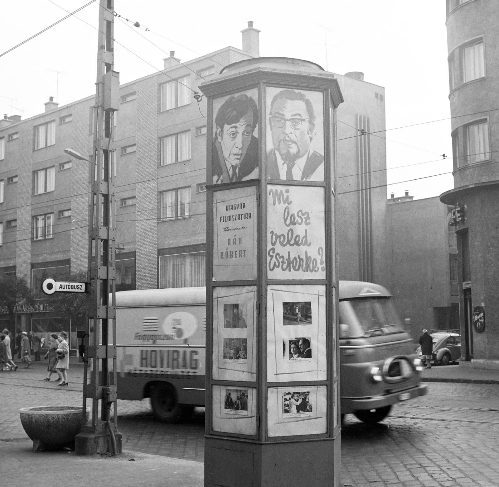 Hungary, Budapest IV., Árpád út, a Fővárosi Moziüzemi Vállalat (FÖMO) által forgalmazott film hirdetése. Háttérben a Mártírok útja torkolata., 1968, FŐFOTÓ, Budapest, Fortepan #207884