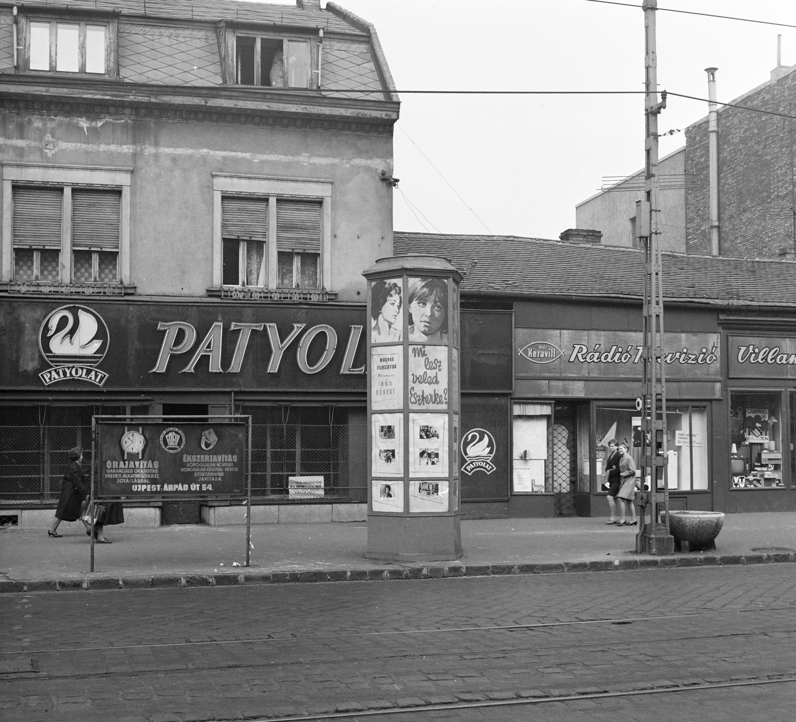 Hungary, Budapest IV., Árpád út, a Fővárosi Moziüzemi Vállalat (FÖMO) által forgalmazott film hirdetése a 68-as és 70-es számú ház előtt., 1968, FŐFOTÓ, Budapest, Fortepan #207885