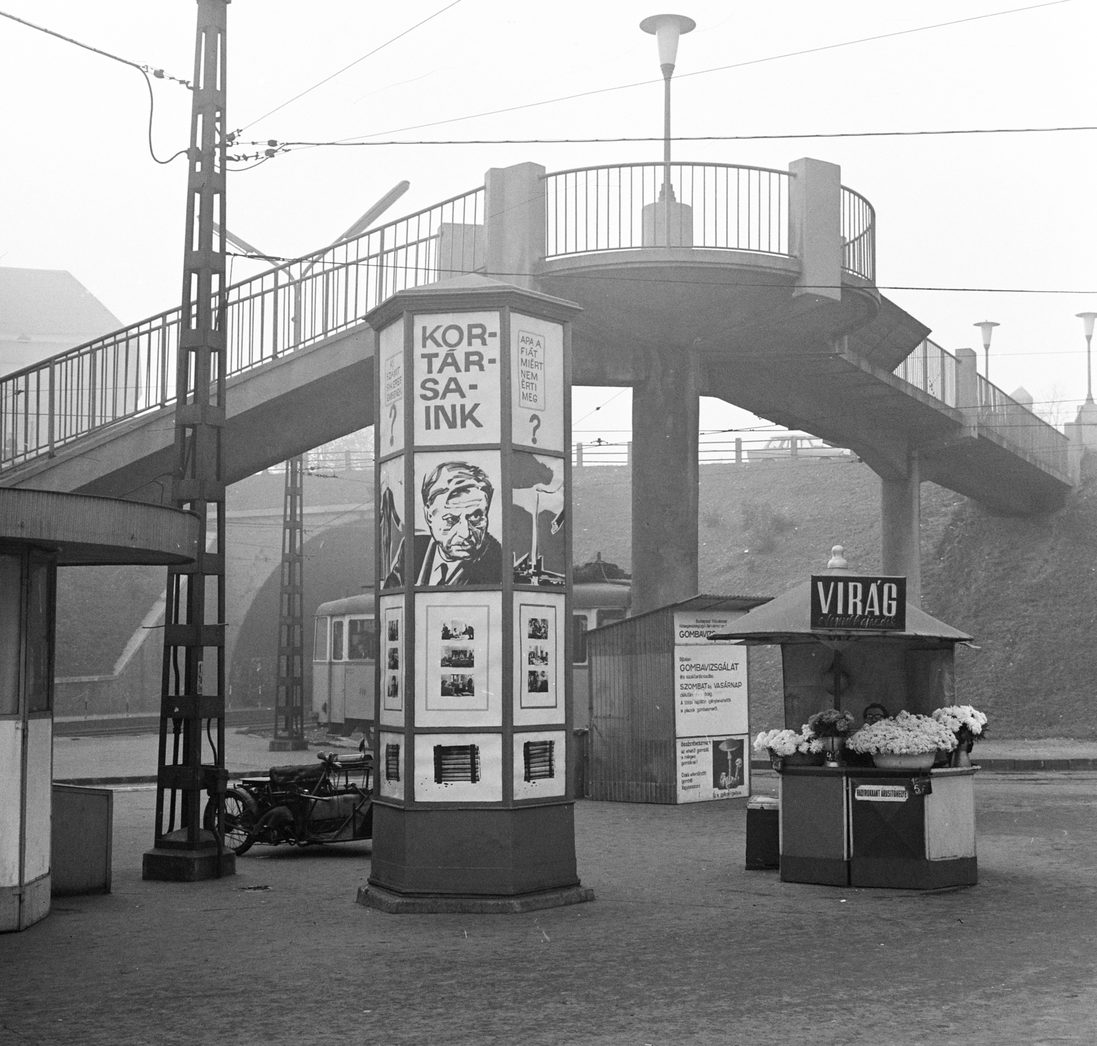 Hungary, Budapest II., Széll Kálmán (Moszkva) tér, a Fővárosi Moziüzemi Vállalat (FŐMO) által forgalmazott film hirdetése a Várfok utcához vezető felüljárónál., 1968, FŐFOTÓ, Budapest, Fortepan #207886