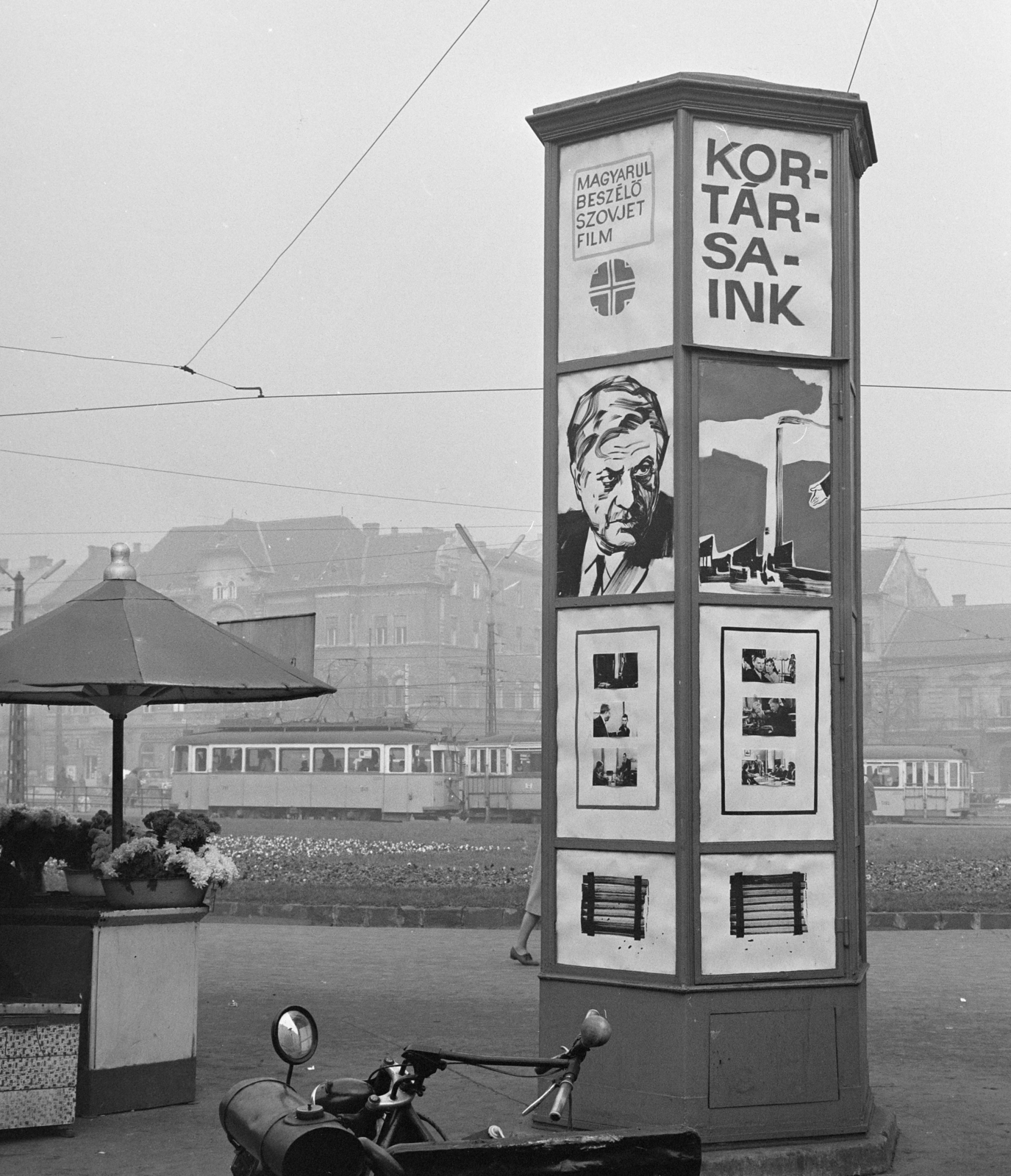 Hungary, Budapest II., Széll Kálmán (Moszkva) tér, a Fővárosi Moziüzemi Vállalat (FŐMO) által forgalmazott film hirdetése. Háttérben a Dékán utca sarkán álló ház látszik., 1968, FŐFOTÓ, tram, Budapest, Fortepan #207887