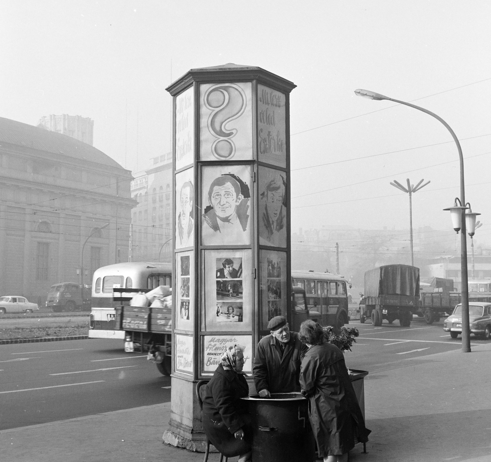 Magyarország, Budapest VII.,Budapest V., Károly (Tanács) körút az Erzsébet (Engels) tér felé nézve. Előtérben a Fővárosi Moziüzemi Vállalat (FŐMO) által forgalmazott film hirdetése. Balra a Deák Ferenc téri evangélikus templom., 1968, FŐFOTÓ, Budapest, Fortepan #207889