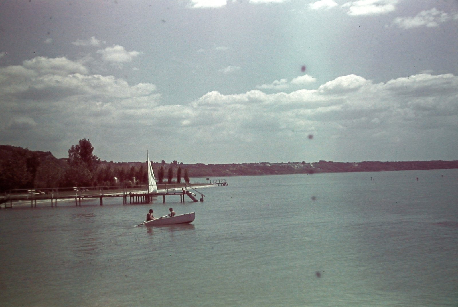 Magyarország, Balatonkenese, Balaton part a Székesfővárosi tisztviselők üdülőtelepe (később Honvéd üdülő) előtt., 1940, Fortepan, vitorláshajó, színes, csónak, stég, Fortepan #20791