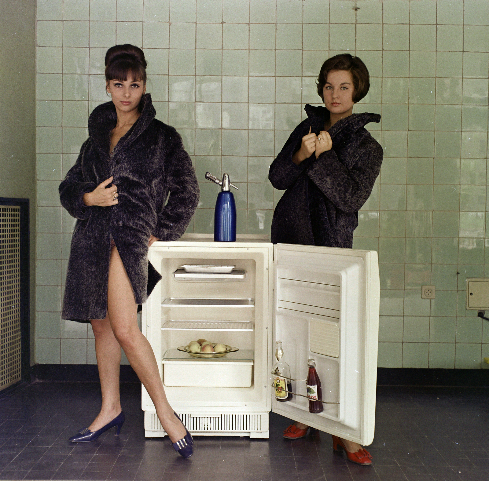 Magyarország, Budapest, hűtőszekrényt reklámozó felvétel., 1969, FŐFOTÓ, Best of, színes, reklámfotó, szifon, manöken, Fortepan #207913