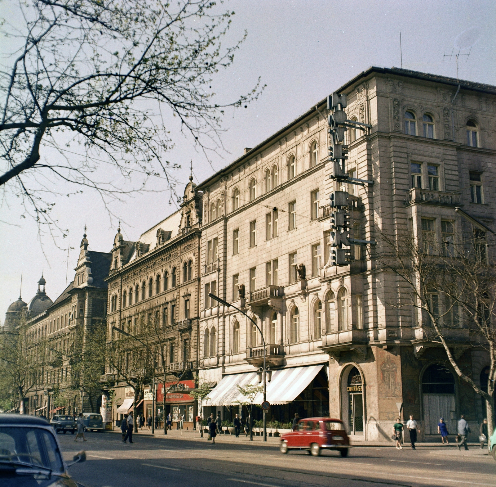 Magyarország, Budapest VI., Teréz körút 43. (Lenin körút 97.), Béke szálló, jobbra a Szondi utca., 1969, FŐFOTÓ, Budapest, Fortepan #207918