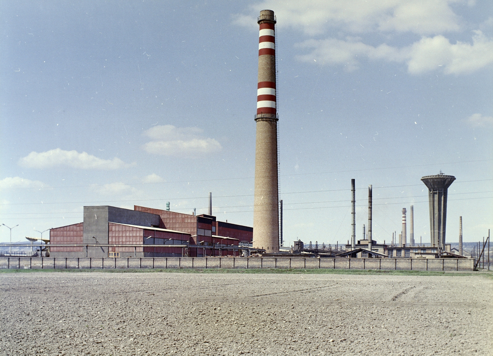 Magyarország, Budapest XXII., szemben a Bányalég utca - Harangozó utca határolta területen a Metallochemia gyártelepe., 1969, FŐFOTÓ, Budapest, kémény, víztorony, Fortepan #207922