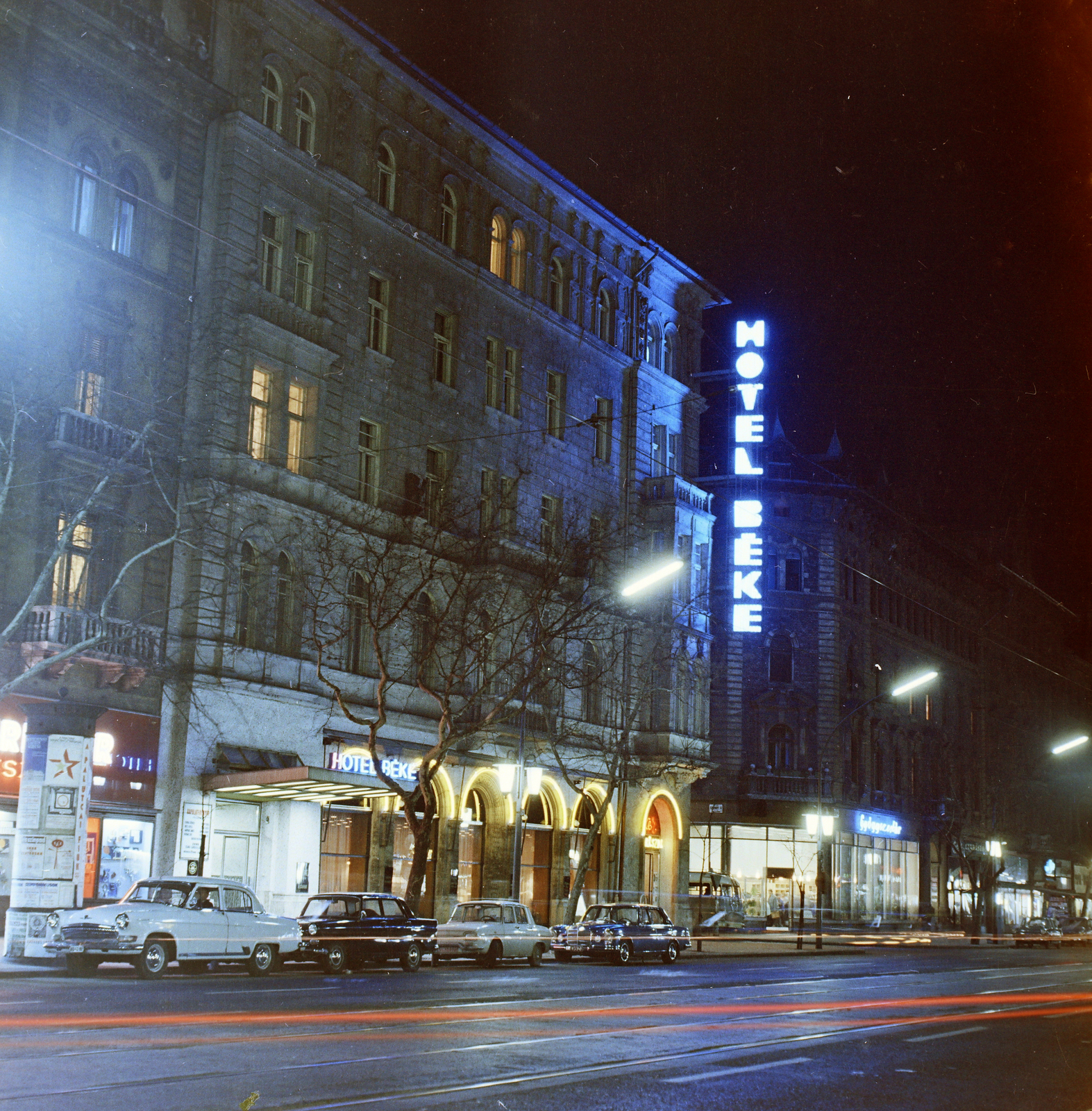 Magyarország, Budapest VI., Teréz körút 43. (Lenin körút 97.), Béke szálló., 1969, FŐFOTÓ, Budapest, Mercedes-márka, Renault-márka, Fortepan #207928