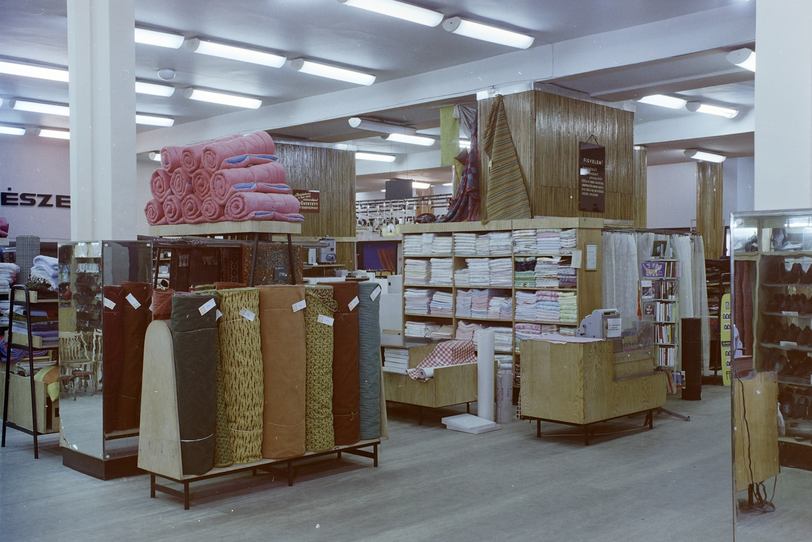 Hungary, Mezőkövesd, Mátyás király út (Tanácsköztársaság utca), a Szövetkezeti Áruház textil osztálya., 1969, FŐFOTÓ, Fortepan #207940