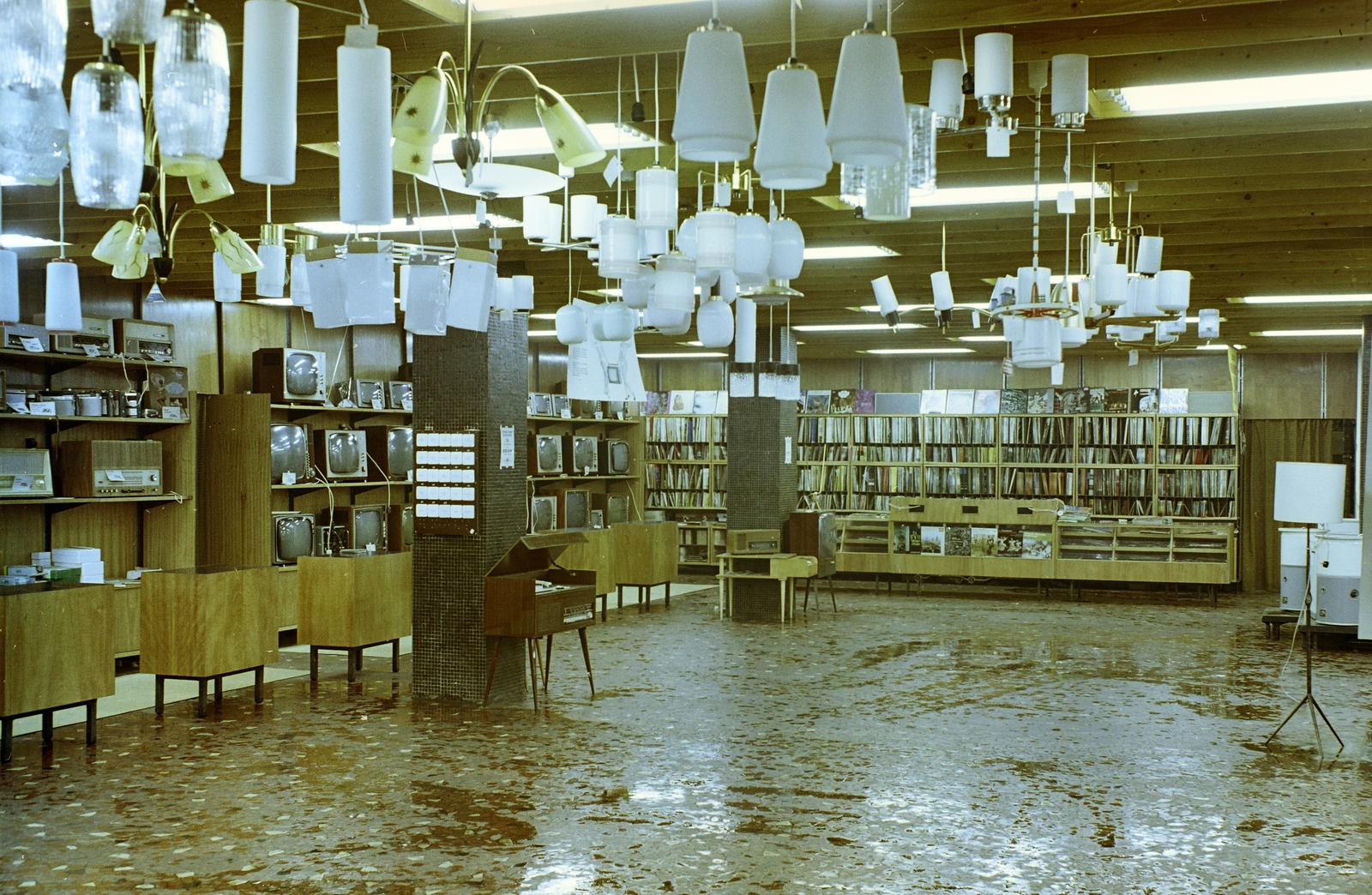 Hungary, Budapest VIII., Blaha Lujza tér, Corvin Áruház műszaki osztály., 1969, FŐFOTÓ, record, Budapest, Fortepan #207946