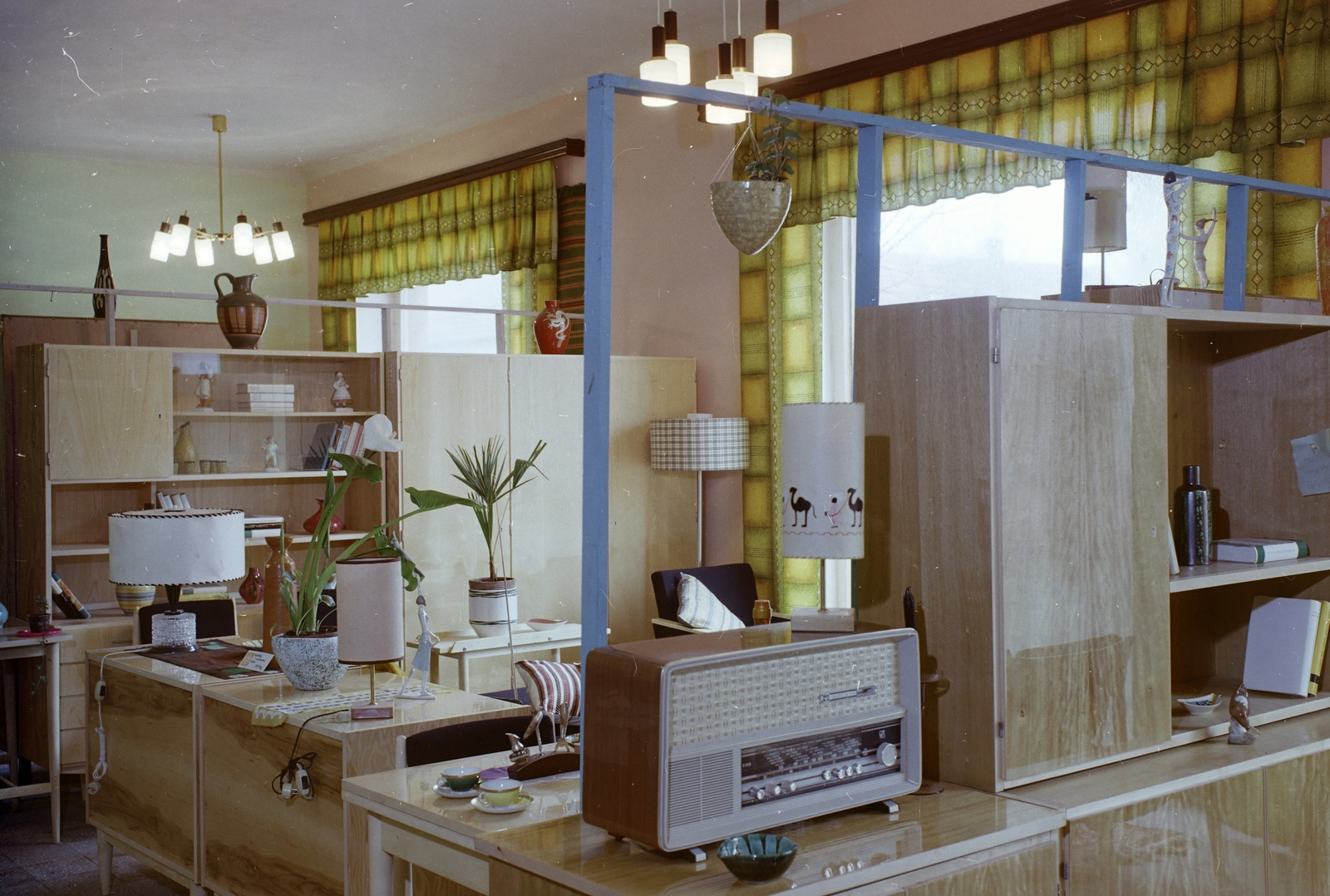 Magyarország, Mezőkövesd, Hősök tere 2., a Mezőkövesd és Vidéke Általános Fogyasztási és Értékesítő Szövetkezet (ÁFÉSZ) bútorboltja., 1969, FŐFOTÓ, ÁFÉSZ, Fortepan #207948