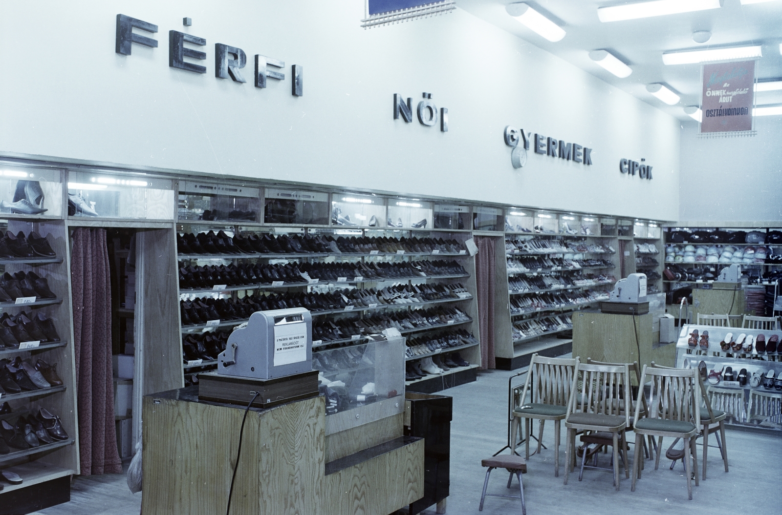 Hungary, Mezőkövesd, Mátyás király út (Tanácsköztársaság utca), a Szövetkezeti Áruház cípő osztálya., 1969, FŐFOTÓ, Fortepan #207951