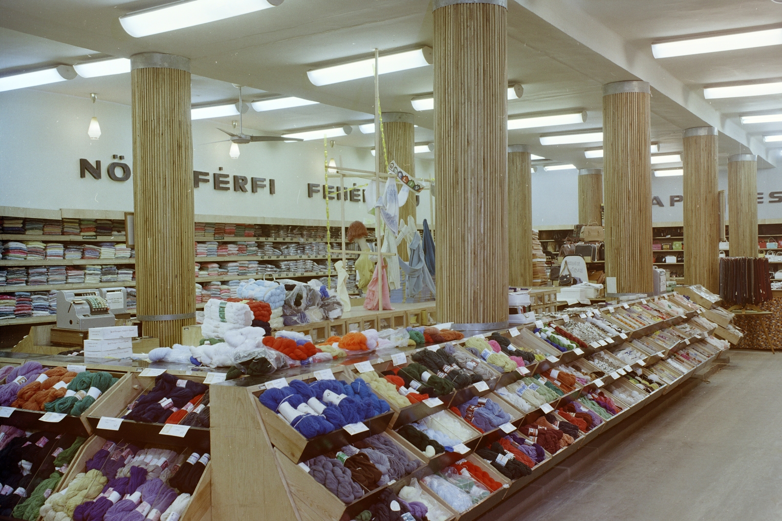 Hungary, Mezőkövesd, Mátyás király út (Tanácsköztársaság utca), a Szövetkezeti Áruház rövidáru és fehérnemű osztálya., 1969, FŐFOTÓ, Fortepan #207952