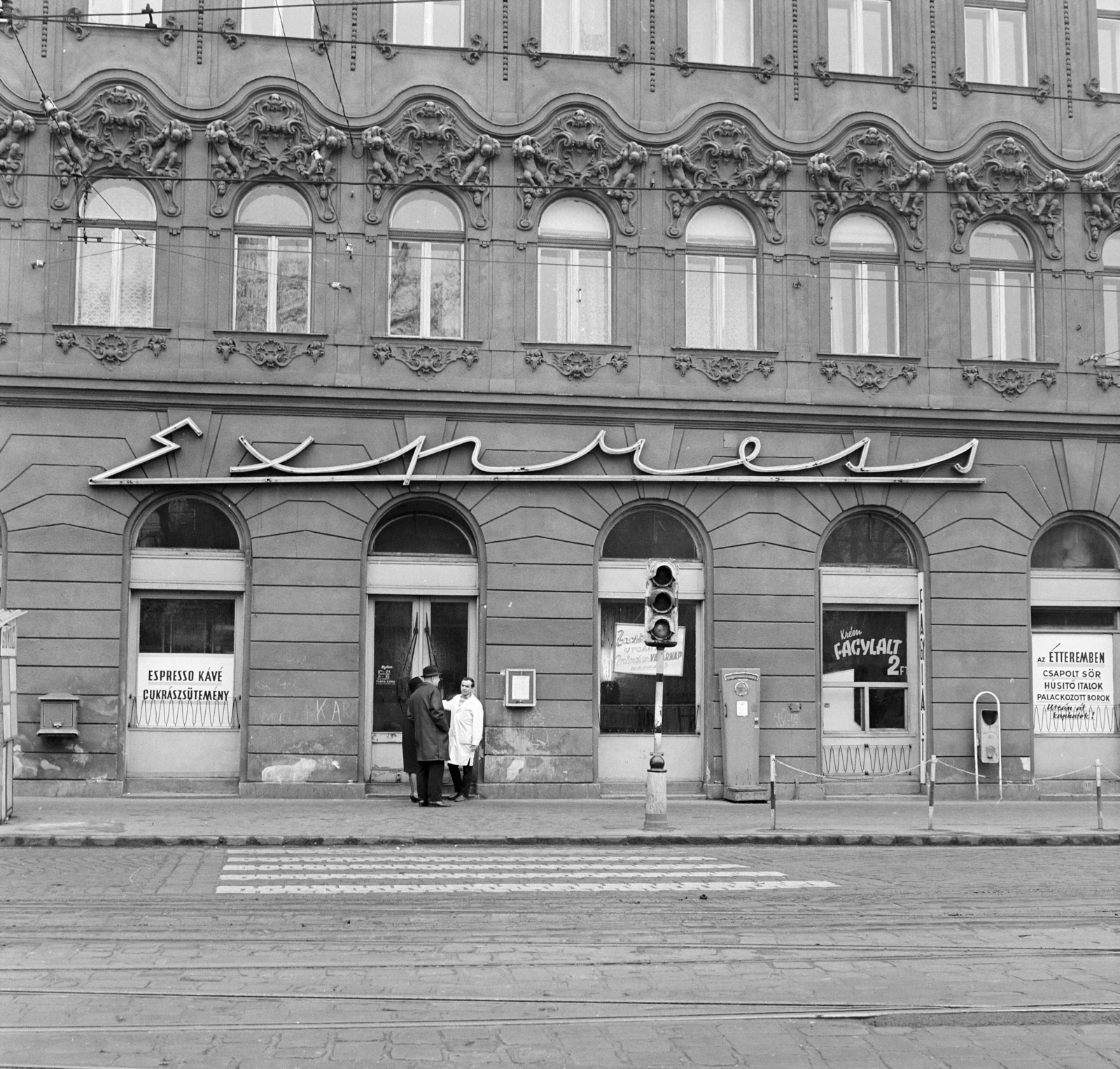 Magyarország, Budapest XIII., Dózsa György út, Express önkiszolgáló étterem és büfé a Lehel út 33. számú sarokházban., 1969, FŐFOTÓ, Budapest, Best of, neon felirat, felirat, felszolgáló, utcai mérleg, fagylalt, ártábla, jelzőlámpa, sínpálya, Fortepan #207980