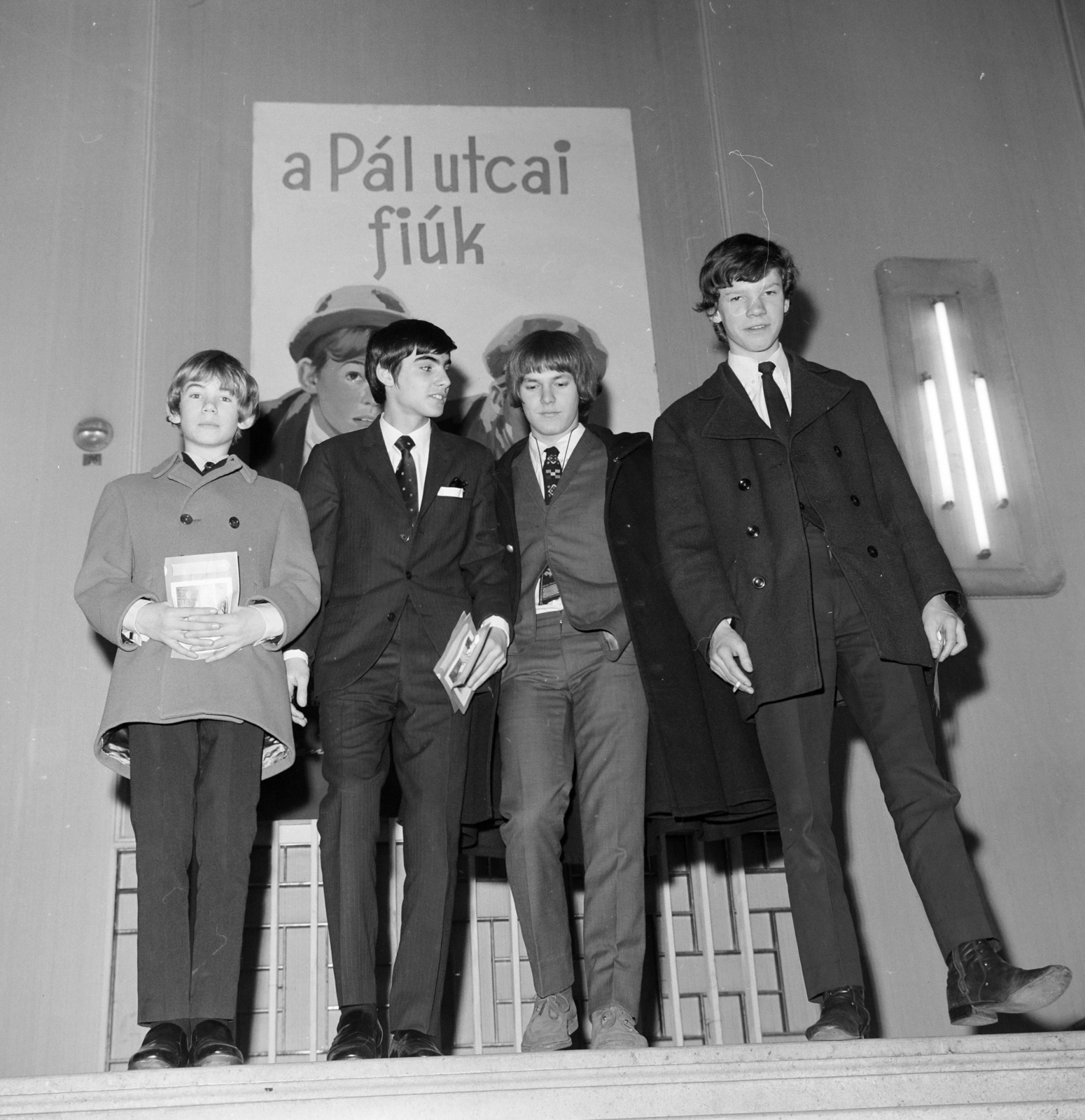 Magyarország, Budapest VII., Erzsébet (Lenin) körút, Vörös Csillag mozi. A Pál utcai fiúk című magyar - amerikai koprodukcióban készült film angol gyermekszínész főszereplői a díszbemutató alkalmával., 1969, FŐFOTÓ, filmforgatás, Budapest, Fortepan #207982