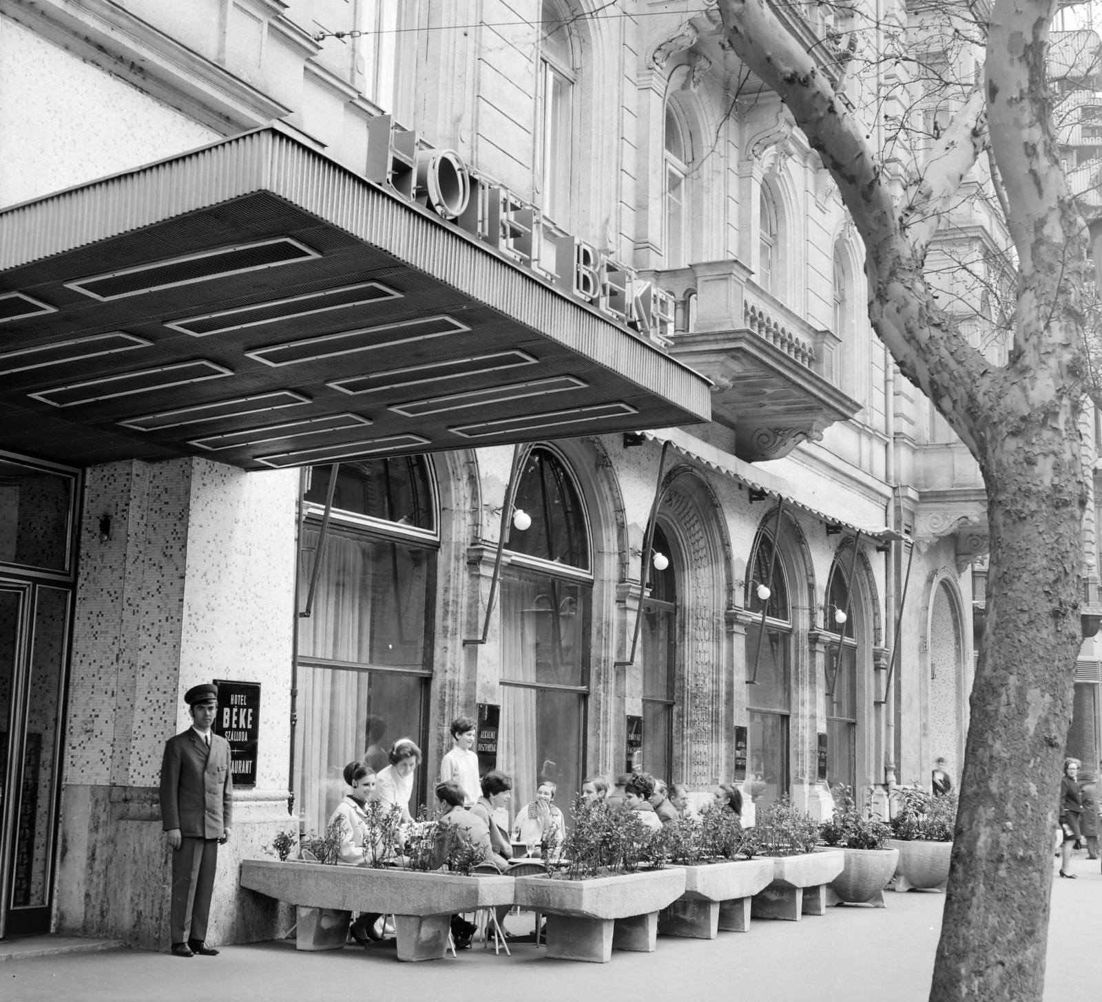 Hungary, Budapest VI., Teréz körút 43. (Lenin körút 97.), Béke szálló., 1969, FŐFOTÓ, Budapest, neon sign, Fortepan #208000