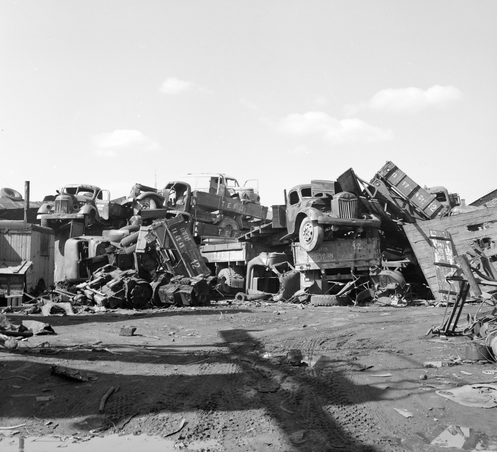 Hungary, Pécs, Légszeszgyár utca 34., a Diófa utca sarkán. MÉH (Melléktermék- és Hulladékgyűjtő Vállalat) telep., 1969, FŐFOTÓ, wreck, Secondary Product and Waste Material Processing Company, Fortepan #208006