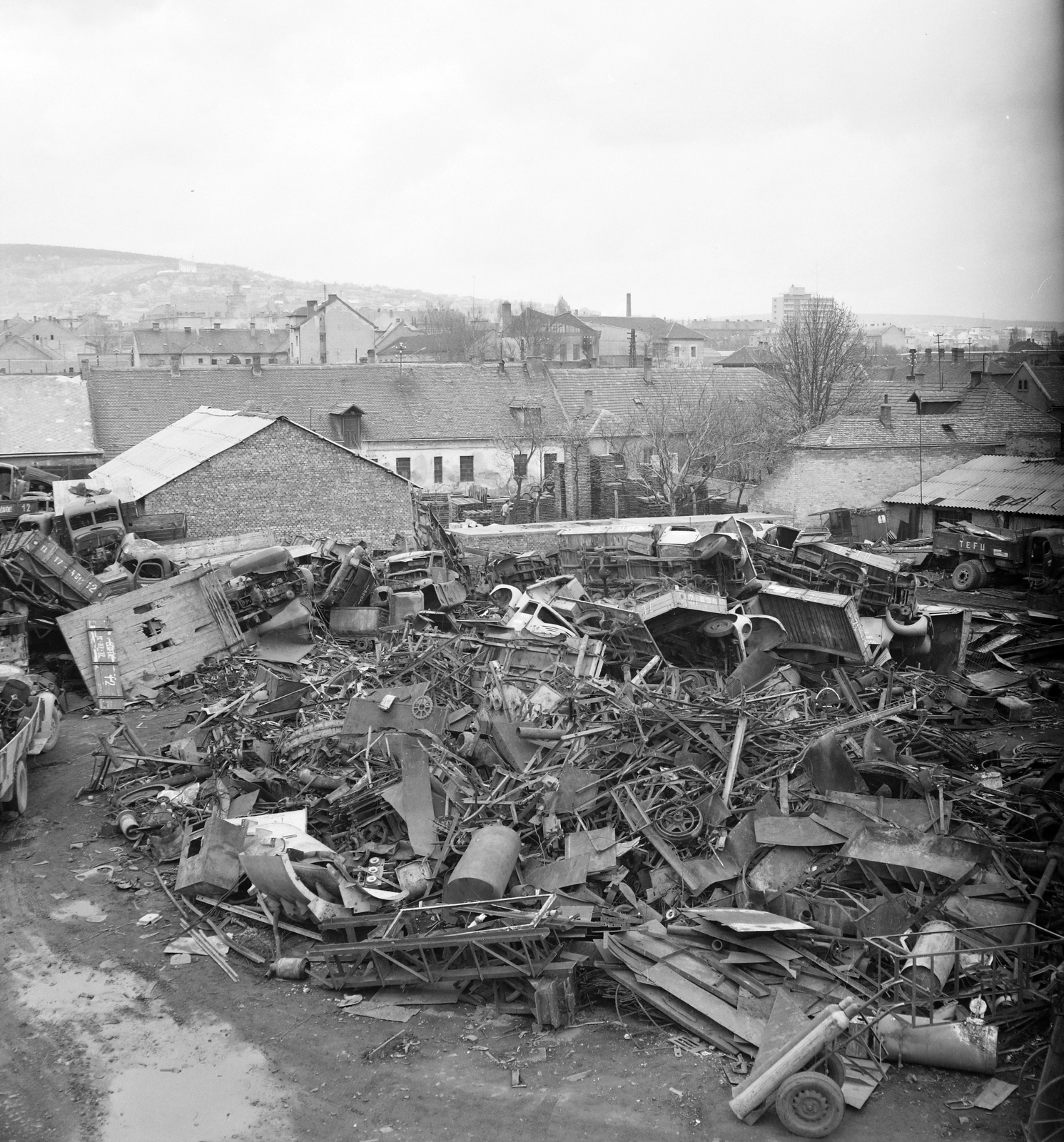 Hungary, Pécs, Légszeszgyár utca 34., a Diófa utca sarkán. MÉH (Melléktermék- és Hulladékgyűjtő Vállalat) telep., 1969, FŐFOTÓ, Secondary Product and Waste Material Processing Company, Fortepan #208010