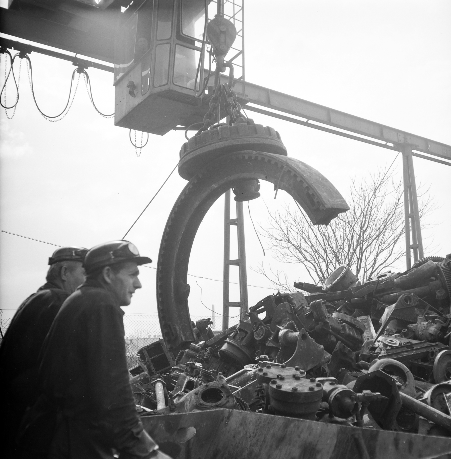 Hungary, Pécs, Légszeszgyár utca 34., a Diófa utca sarkán. MÉH (Melléktermék- és Hulladékgyűjtő Vállalat) telep., 1969, FŐFOTÓ, Secondary Product and Waste Material Processing Company, Fortepan #208012