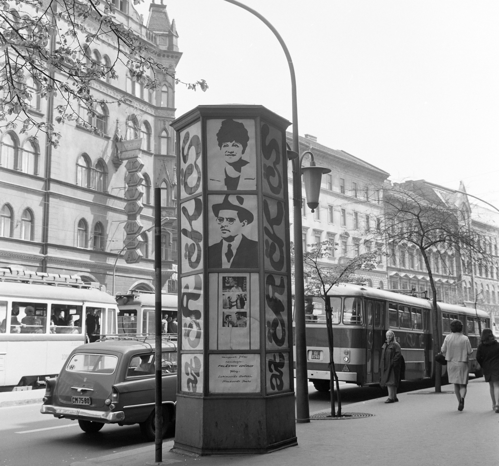Hungary, Budapest IX., Erzsébet (Lenin) körút a Wesselényi utca felé nézve, előtérben a Fővárosi Moziüzemi Vállalat (FŐMO) által forgalmazott film hirdetése., 1969, FŐFOTÓ, Budapest, Fortepan #208017