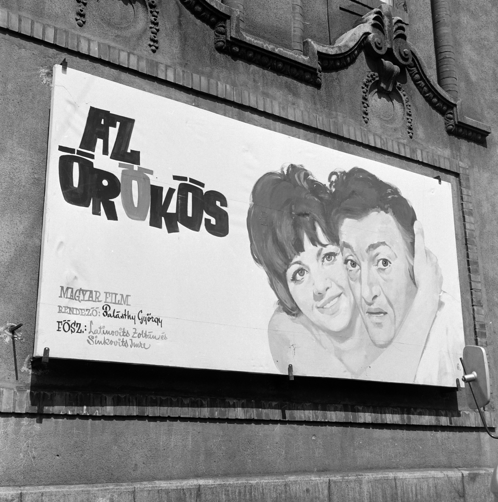 Hungary, Budapest VI., a Westend-ház Nyugati (Marx) tér felől homlokzata. A Fővárosi Moziüzemi Vállalat (FŐMO) által forgalmazott film plakátja., 1969, FŐFOTÓ, Budapest, movie poster, poster, Imre Sinkovics-portrayal, Fortepan #208018