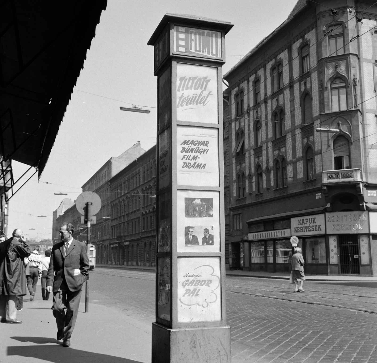 Hungary, Budapest VII., Thököly út, a Fővárosi Moziüzemi Vállalat (FŐMO) által forgalmazott filmek hirdetőoszlopa a Murányi utcai kereszteződés közelében., 1969, FŐFOTÓ, ad pillar, Budapest, movie poster, Fortepan #208021