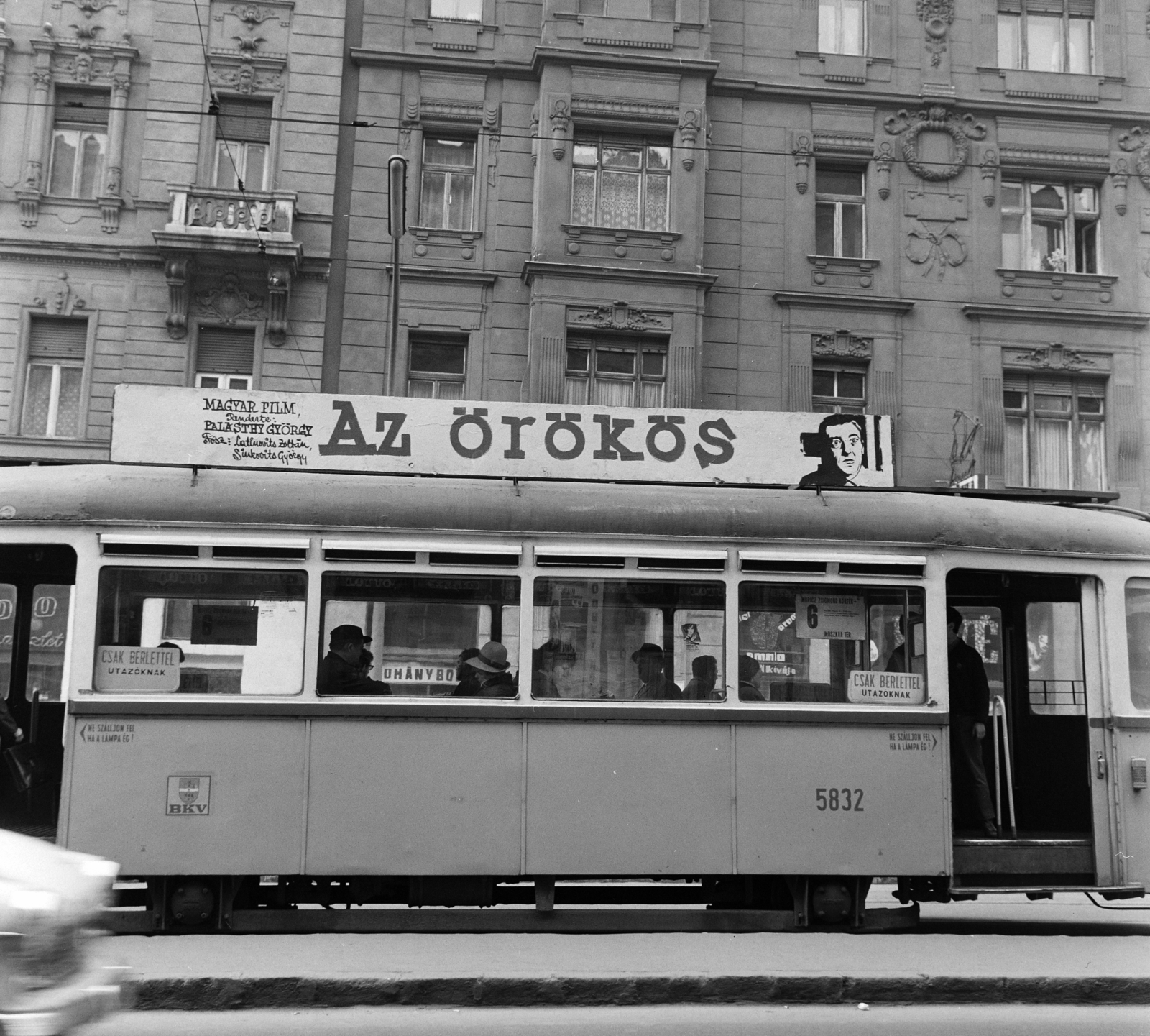 Hungary, Budapest V.,Budapest XIII., Szent István körút, villamosmegálló a Jászai Mari térnél, háttérben a 3. és az 1. számú ház. A Fővárosi Moziüzemi Vállalat (FŐMO) által forgalmazott film plakátja., 1969, FŐFOTÓ, tram, Budapest, movie poster, Fortepan #208022