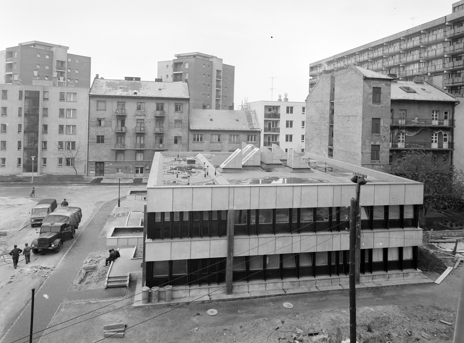 Hungary, Budapest X., szemben az Ónodi köz páratlan oldala, balra a a Zsivaj utca, középen az orvosi rendelő, jobbra az Ónodi köz 2-es számú ház tűzfala., 1969, FŐFOTÓ, Budapest, Fortepan #208027