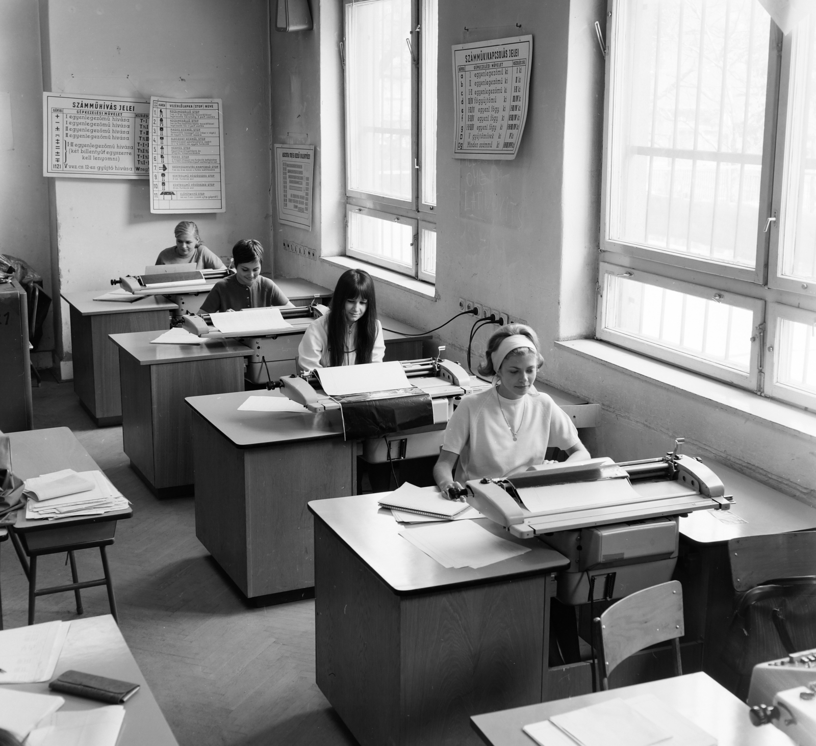 1969, FŐFOTÓ, Ascota 170/55, accounting machine, Ascota-brand, workplace, head wrap, office, classroom, education, Fortepan #208029