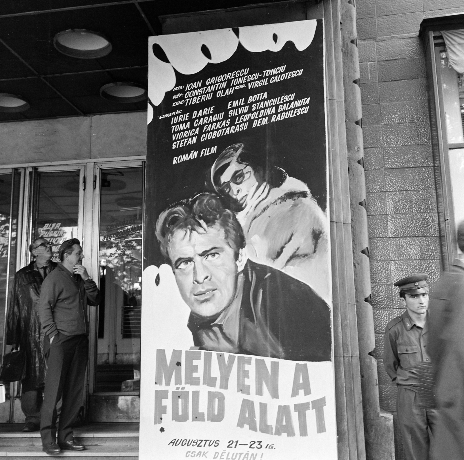 Hungary, Budapest VI., Teréz körút 62. (Lenin körút 120.), Szikra mozi., 1969, FŐFOTÓ, Budapest, looking back, movie theater, posture, movie poster, Fortepan #208038