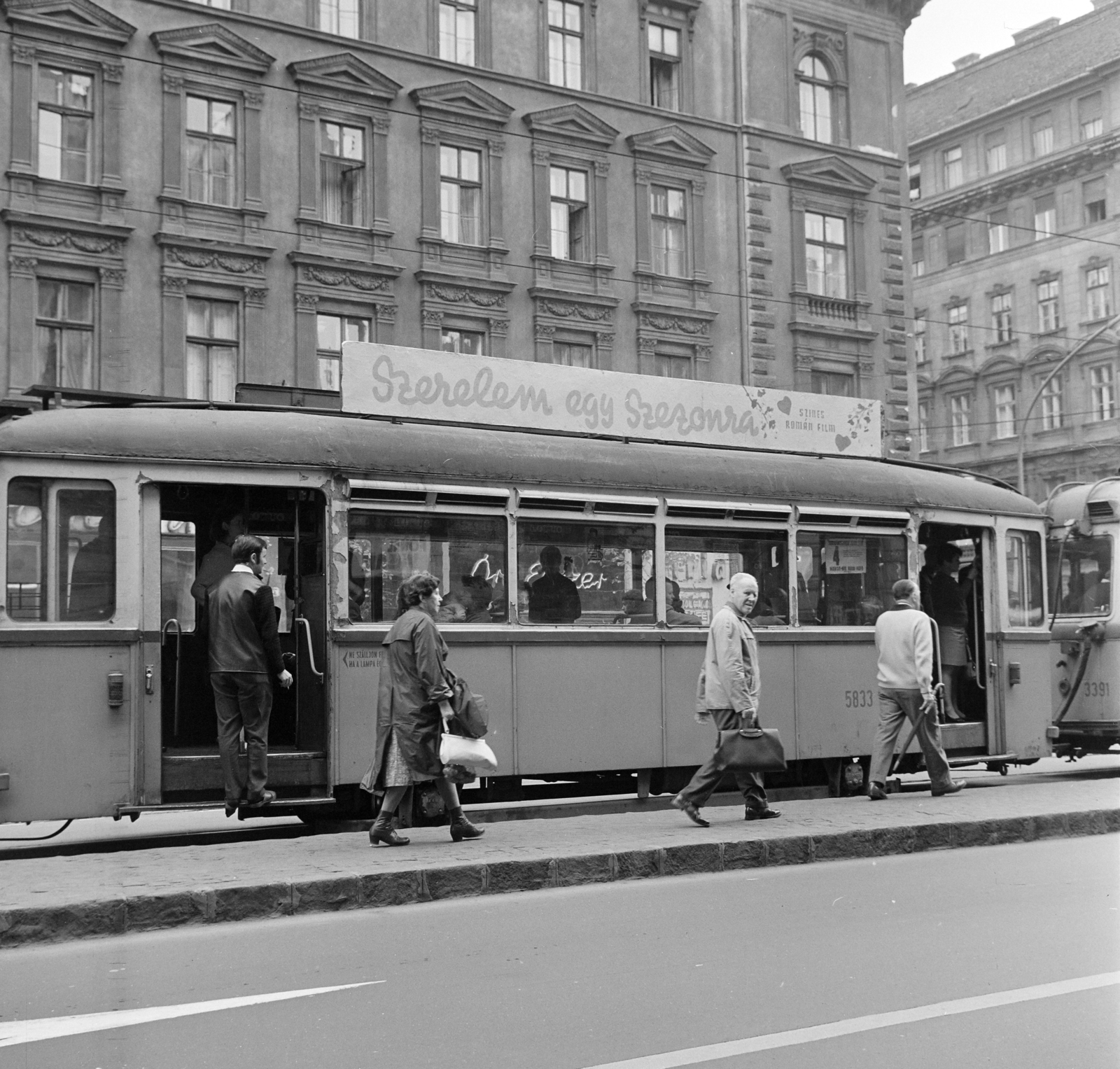 Magyarország, Budapest VI.,Budapest VII., Erzsébet (Lenin) körút, jobbra a háttérben a Király (Majakovszkij) utca. A villamoson a Fővárosi Moziüzemi Vállalat (FŐMO) által forgalmazott film plakátja., 1969, FŐFOTÓ, villamos, Budapest, Fortepan #208039