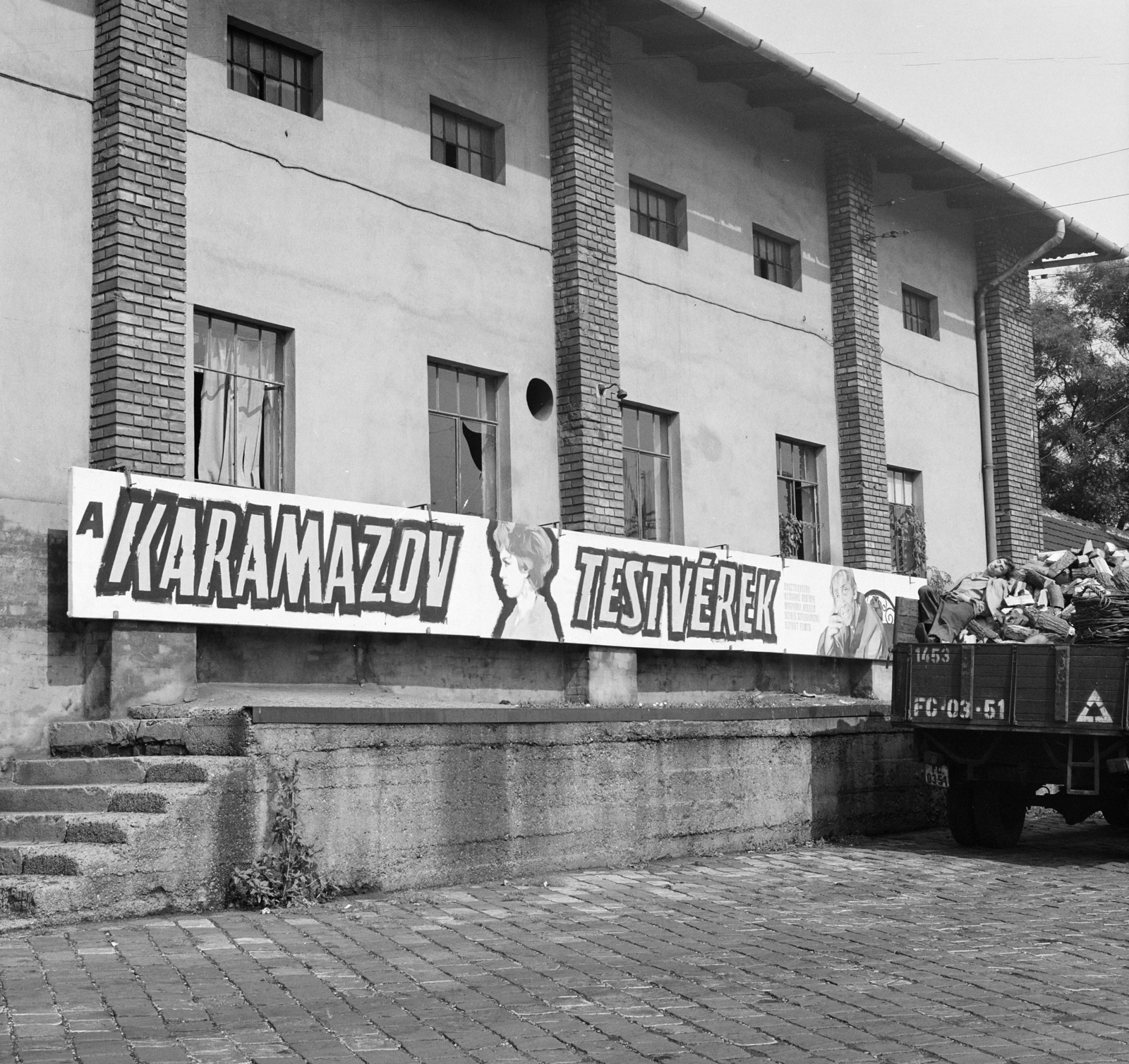 Hungary, Budapest VIII., Orczy tér, Józsefvárosi pályaudvar. A Fővárosi Moziüzemi Vállalat (FŐMO) által forgalmazott film plakátja., 1969, FŐFOTÓ, Budapest, movie poster, Fortepan #208040