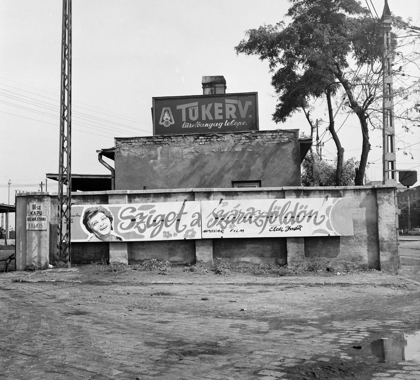 Hungary, Budapest VIII., a Józsefvárosi pályaudvar II. számú kapuja, jobbra a Kőbányai út. A Fővárosi Moziüzemi Vállalat (FŐMO) által forgalmazott film plakátja., 1969, FŐFOTÓ, Budapest, movie poster, Fortepan #208041