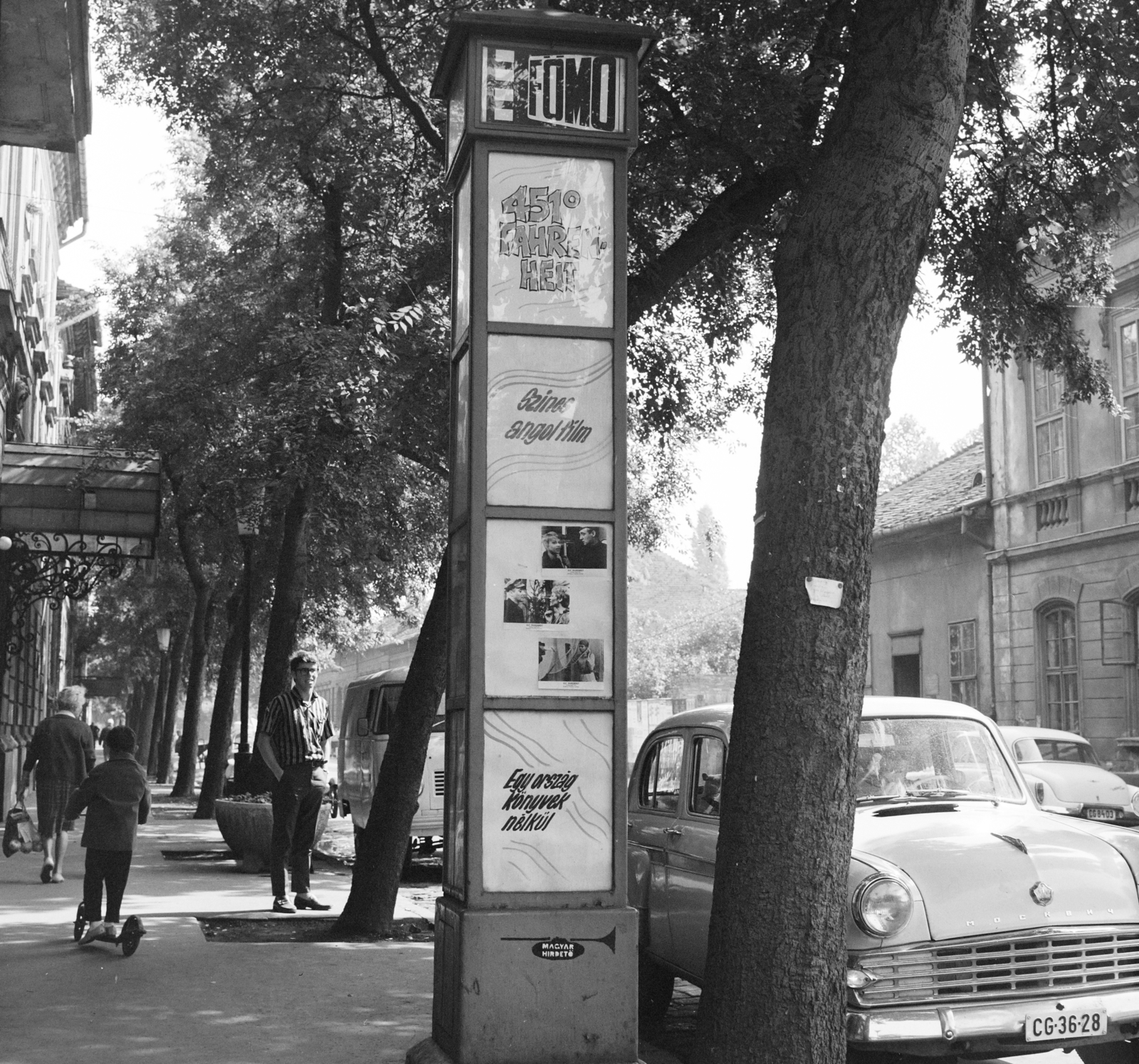 Hungary, Budapest X., Füzér utca az egykori kaszinó épülete előtt. A Fővárosi Moziüzemi Vállalat (FŐMO) által forgalmazott filmek hirdetőoszlopa, a Kőrösi Csoma sétány (Kőrösi Csoma Sándor út) közelében., 1969, FŐFOTÓ, Budapest, Fortepan #208042