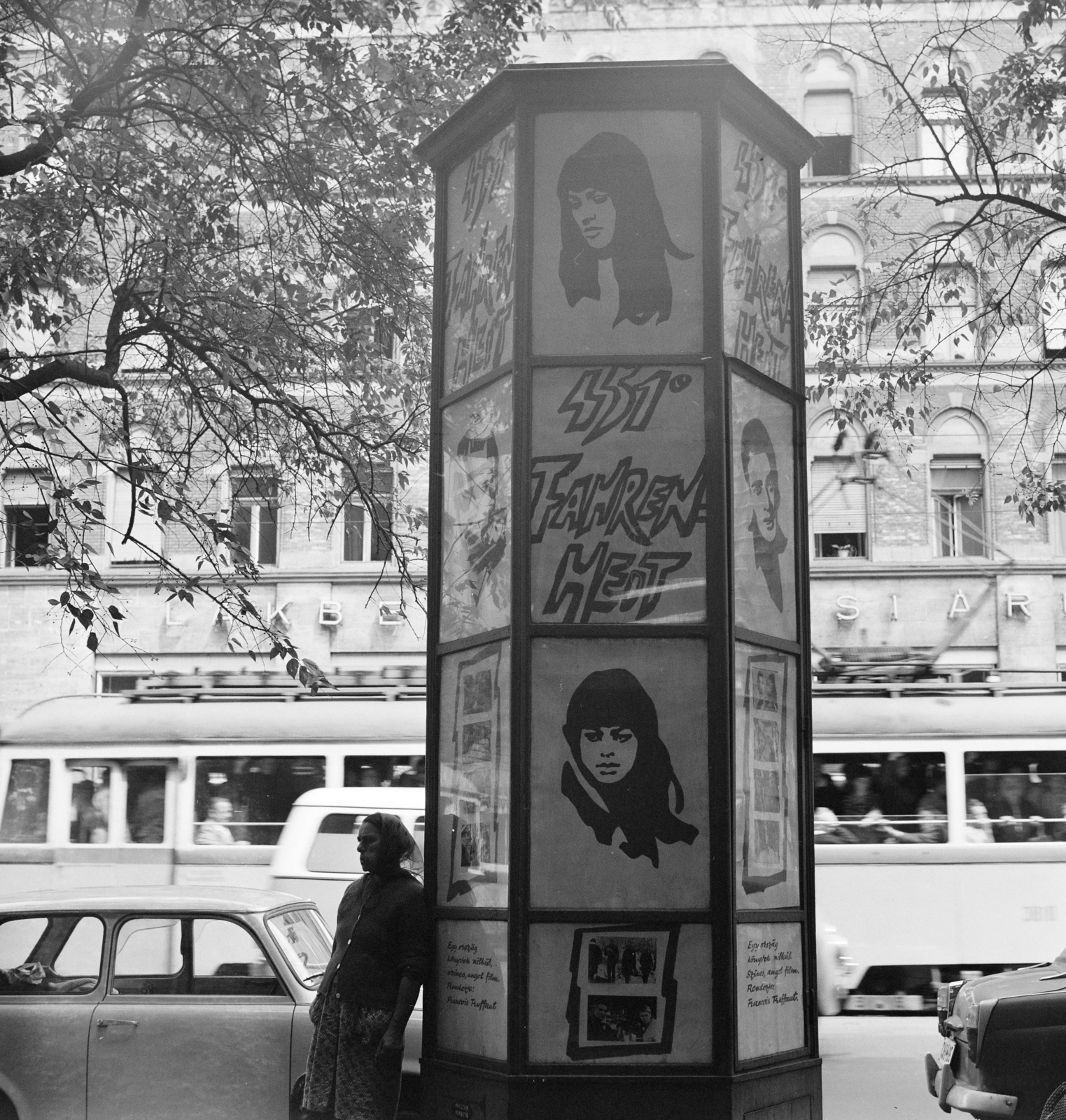 Hungary, Budapest VII., Erzsébet (Lenin) körút, a Fővárosi Moziüzemi Vállalat (FŐMO) által forgalmazott film hirdetése, háttérben a 19-es számú ház., 1969, FŐFOTÓ, Budapest, Fortepan #208047